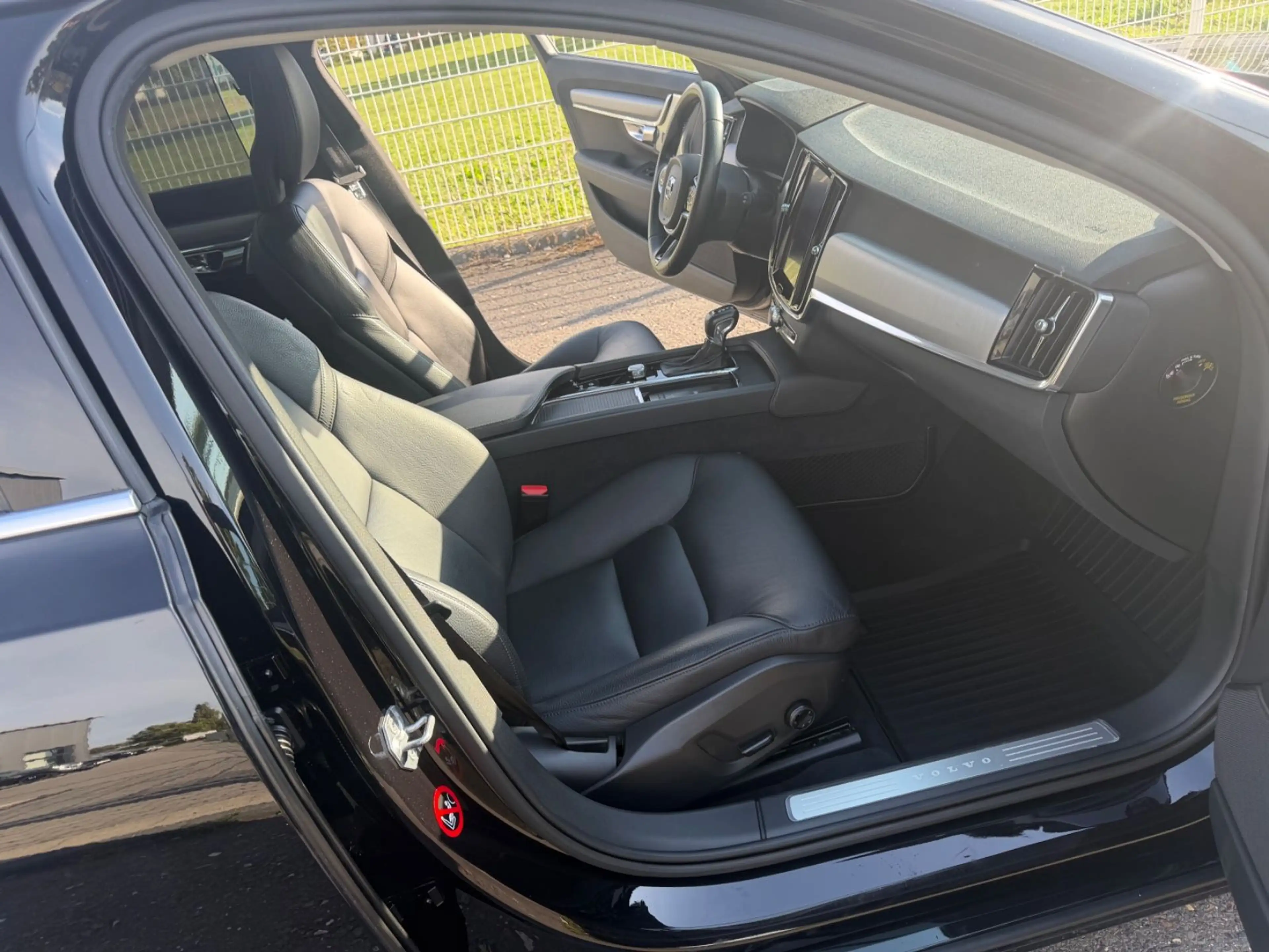 Volvo V90 Momentum B&W Sound/Panorama/AHK-Maxi Voll! — photo 6
