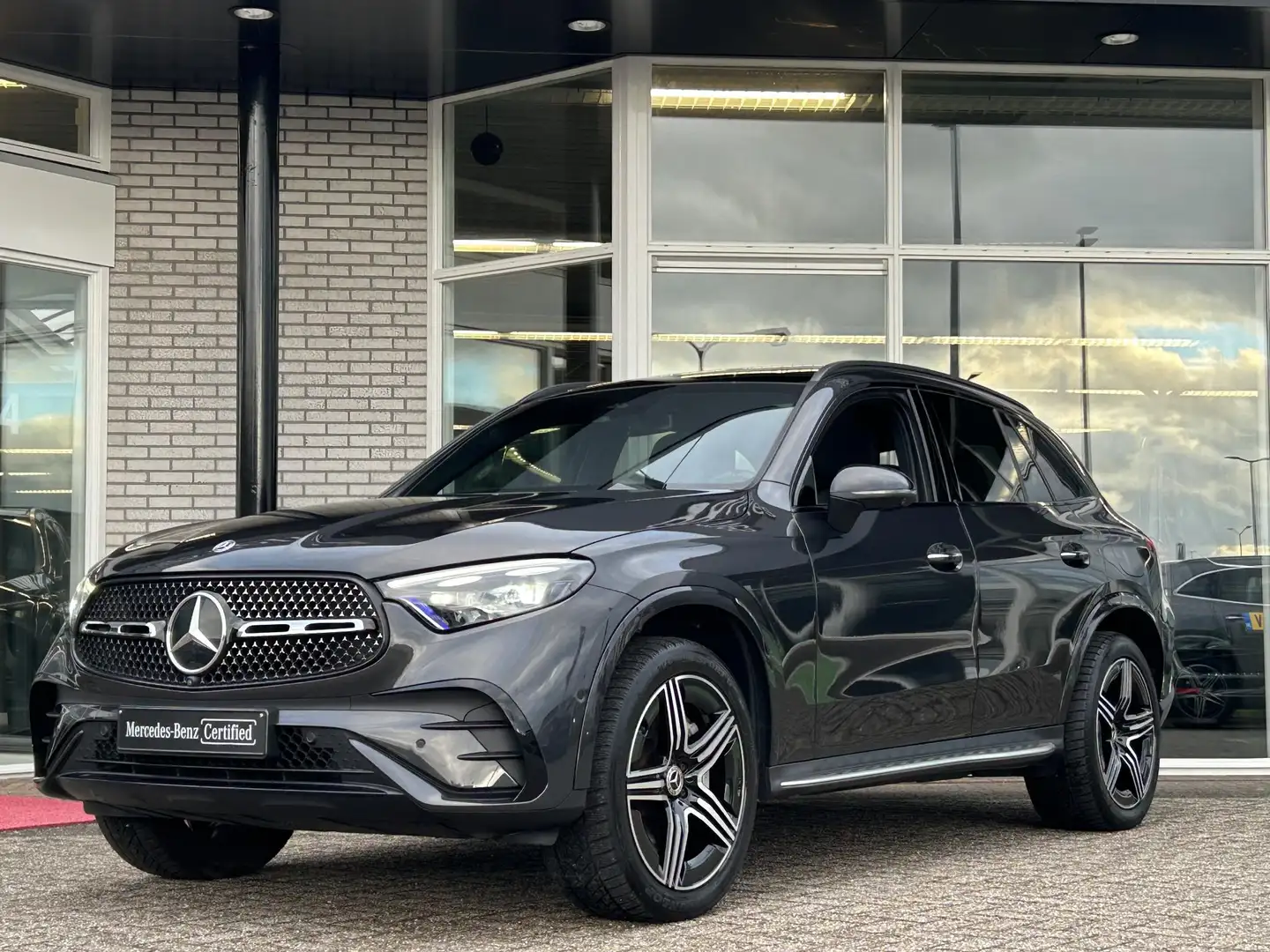 Mercedes-Benz GLC 300 300e 4MATIC AMG | Panoramadak | Head-up Grijs - 2