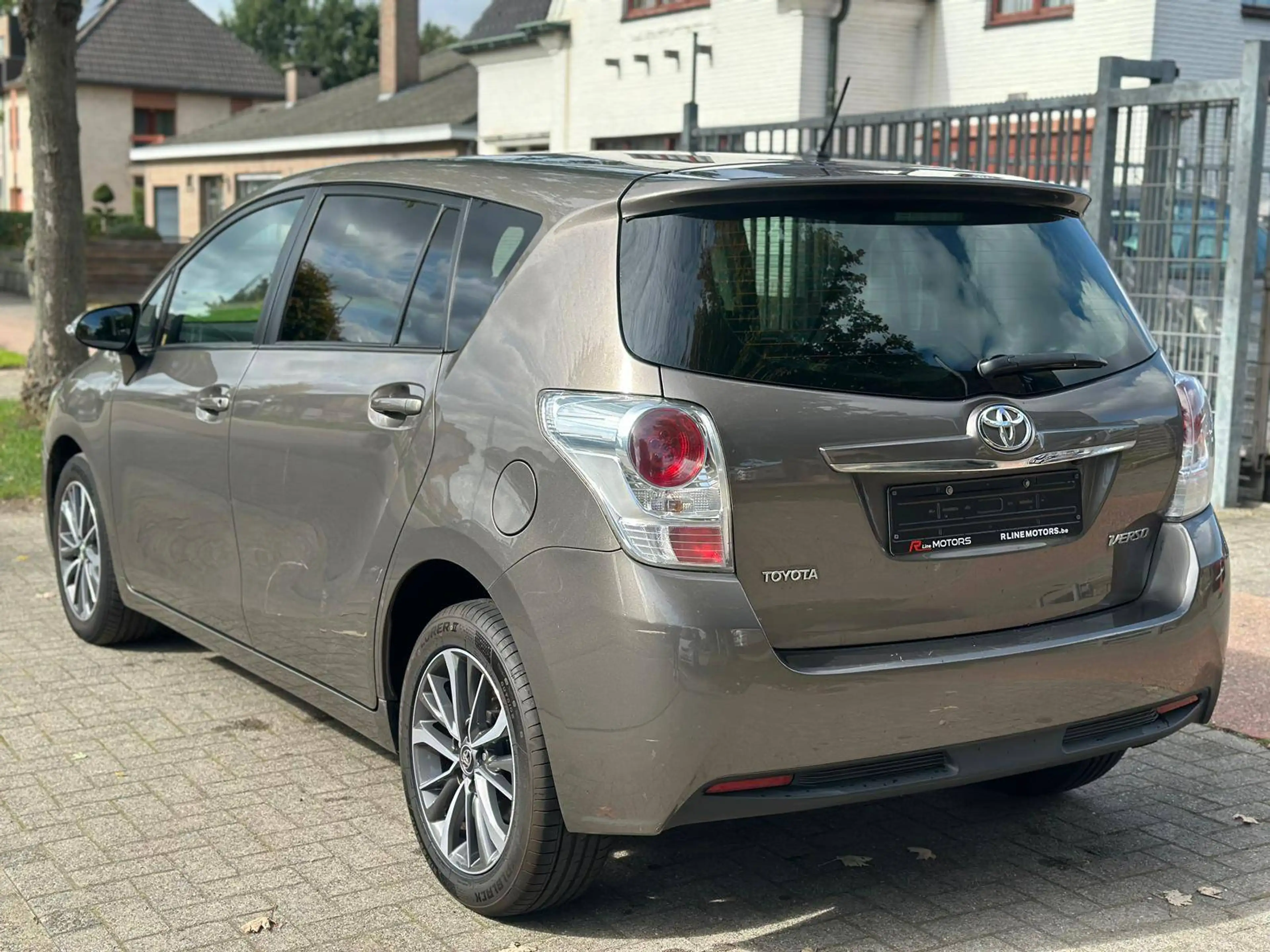 Toyota Verso 1.6i - 66.001KM - 7zitplaatsen - pano - camera - airco — photo 3