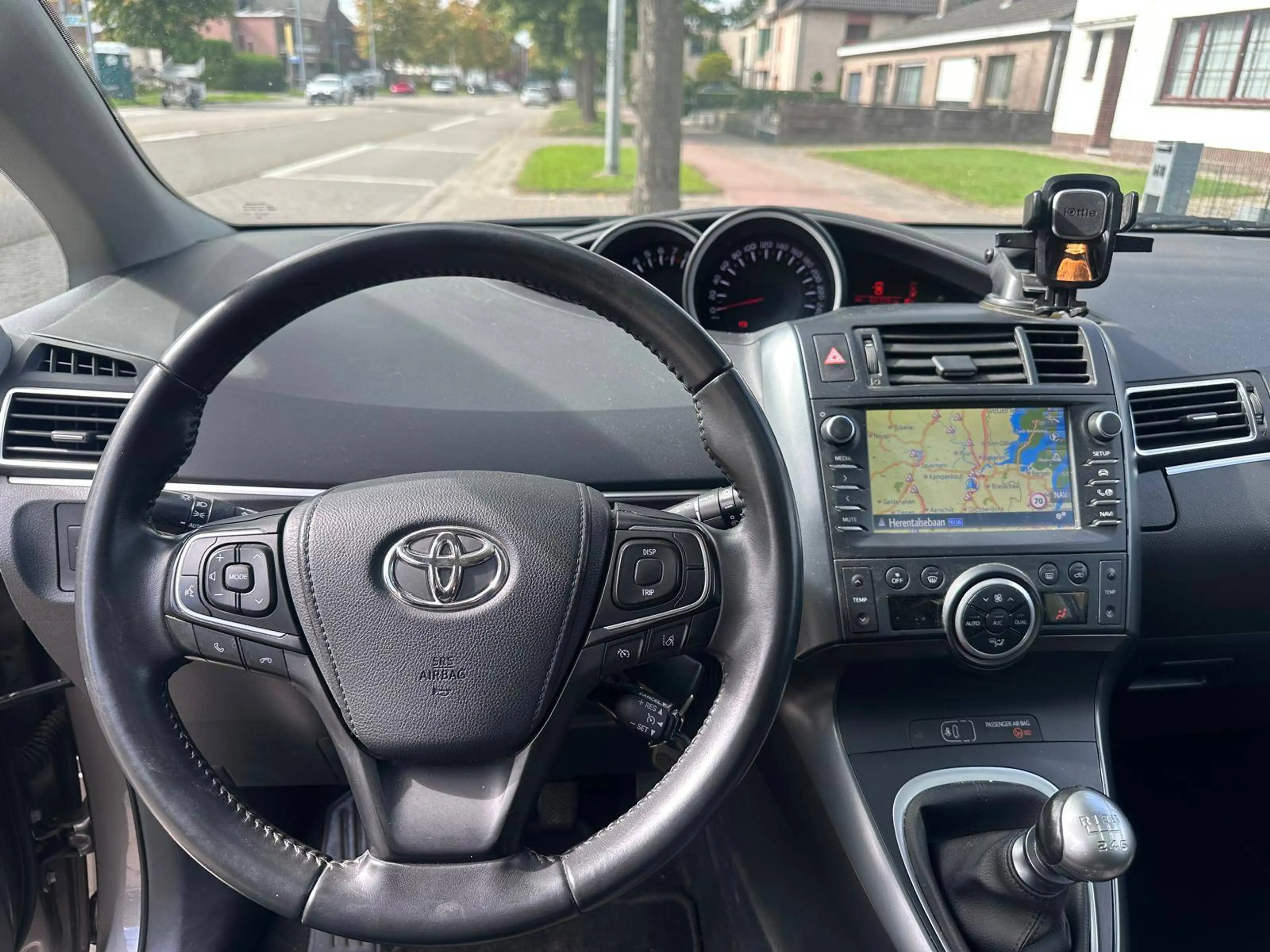 Toyota Verso 1.6i - 66.001KM - 7zitplaatsen - pano - camera - airco — photo 5