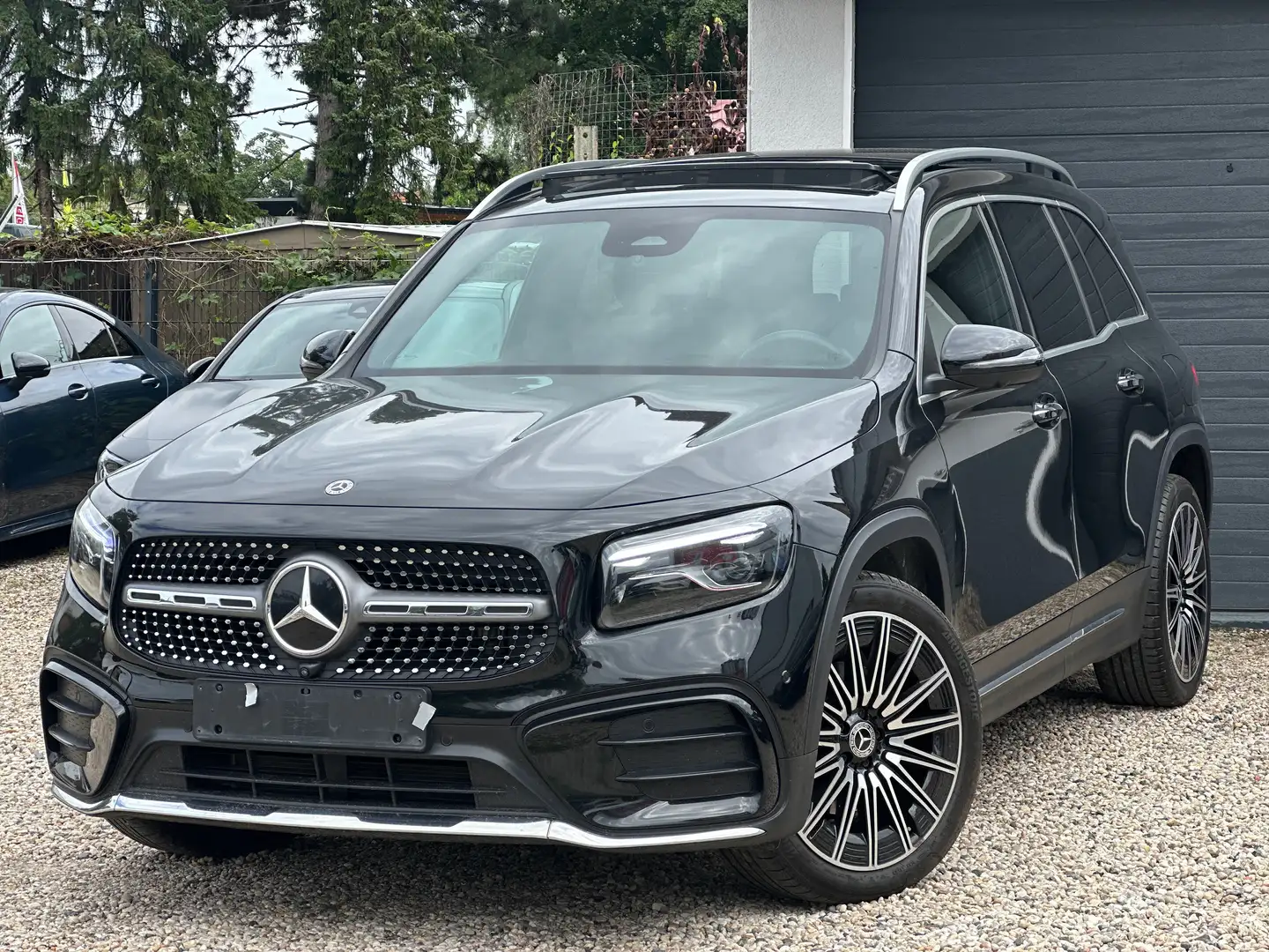 Mercedes-Benz GLB 200 AMG-Line/4-Matic/Pano/Night-P/360/Burmster Zwart - 1
