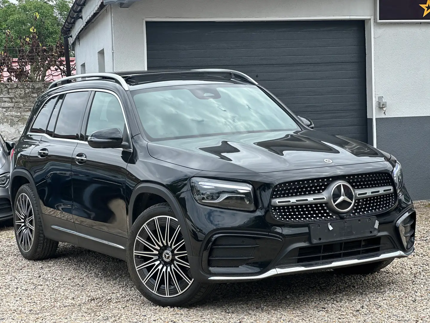 Mercedes-Benz GLB 200 AMG-Line/4-Matic/Pano/Night-P/360/Burmster Zwart - 2