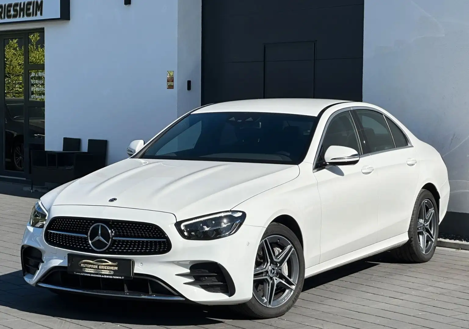Mercedes-Benz E 300 de Lim.*AMG-LINE*1HD*Wide*KAMERA*AHK*ACC+ Weiß - 1