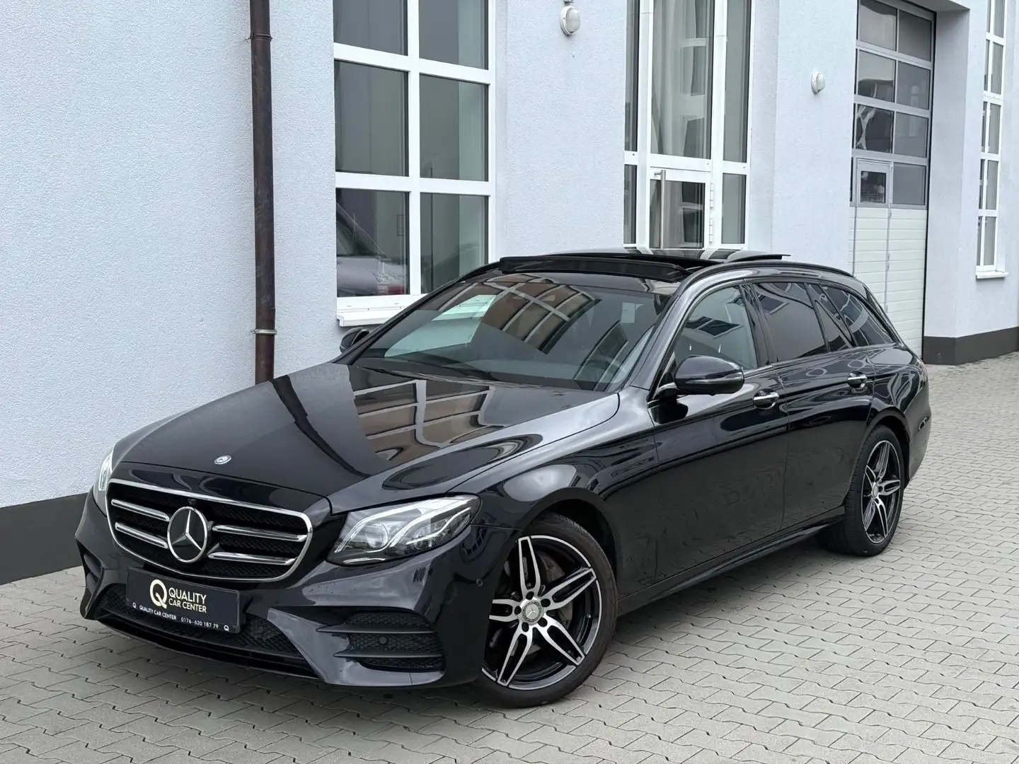 Mercedes-Benz E 220 d AMG PANO*AHK*360°*DISTR+*MEMO*NIGHT* Schwarz - 2