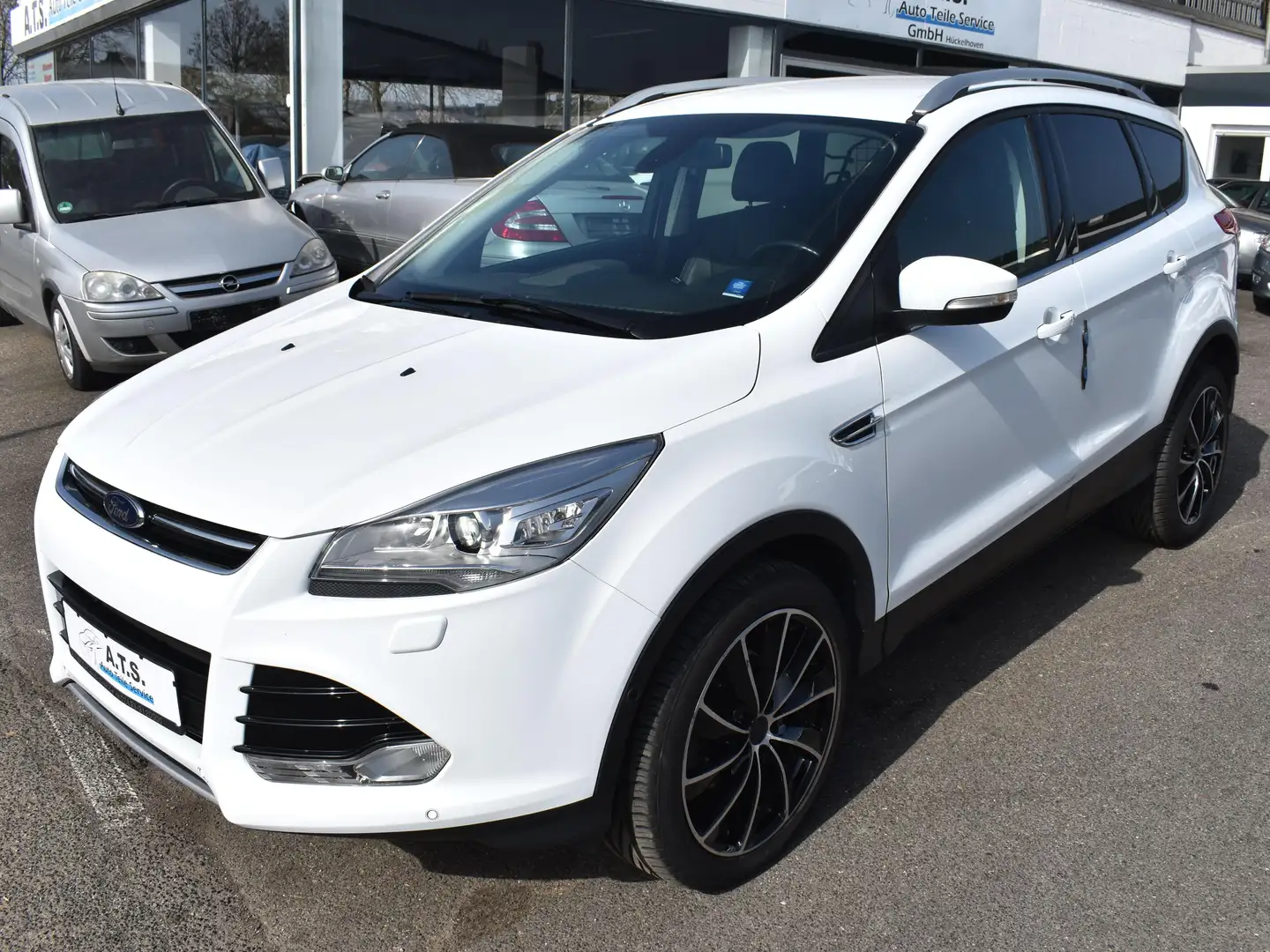 Ford Kuga Titanium *TEILLEDER*PDC*SITZHZ*AHK*WENIG GELAUFEN! Weiß - 1