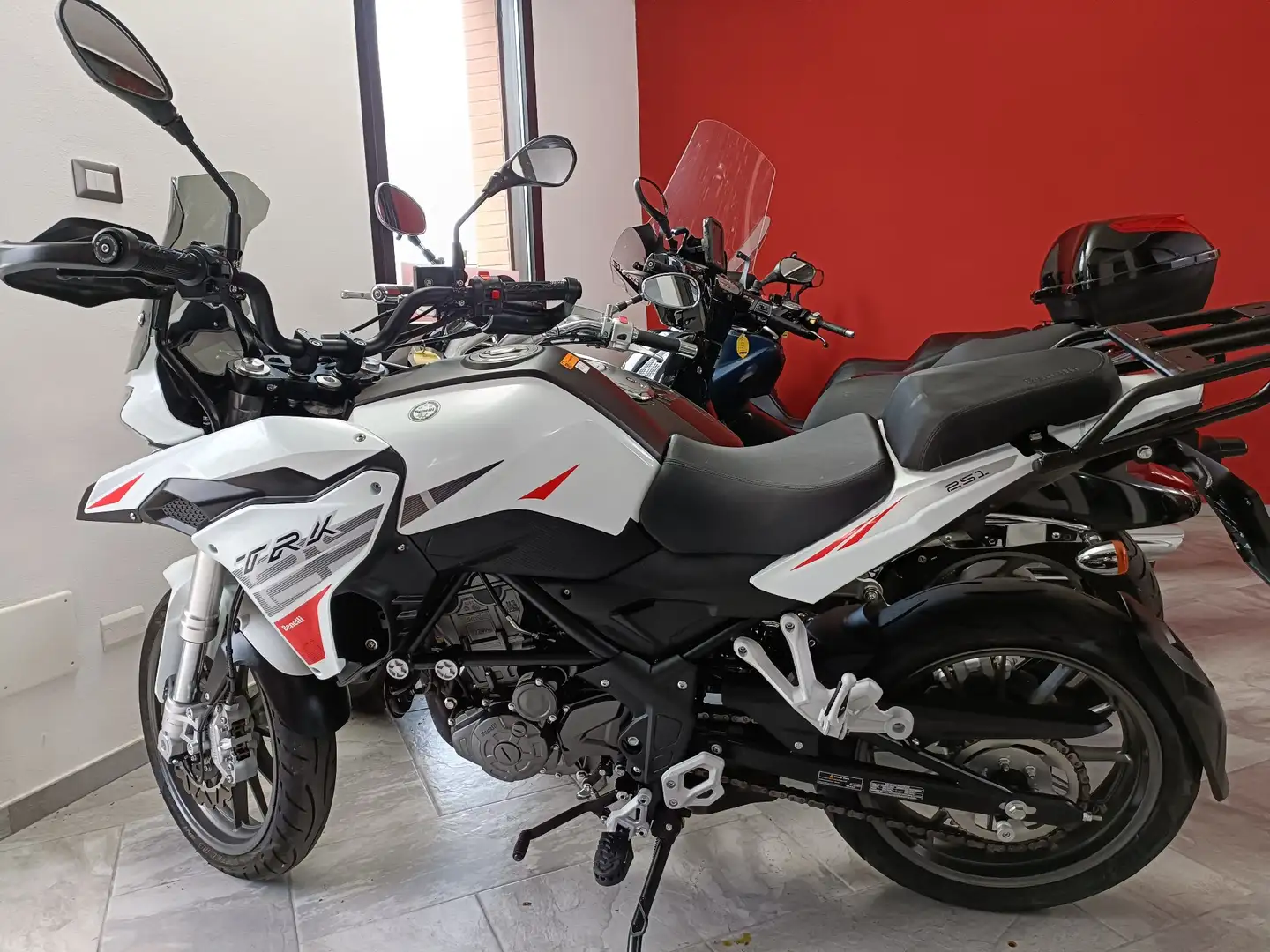 Benelli TRK 251 Weiß - 1