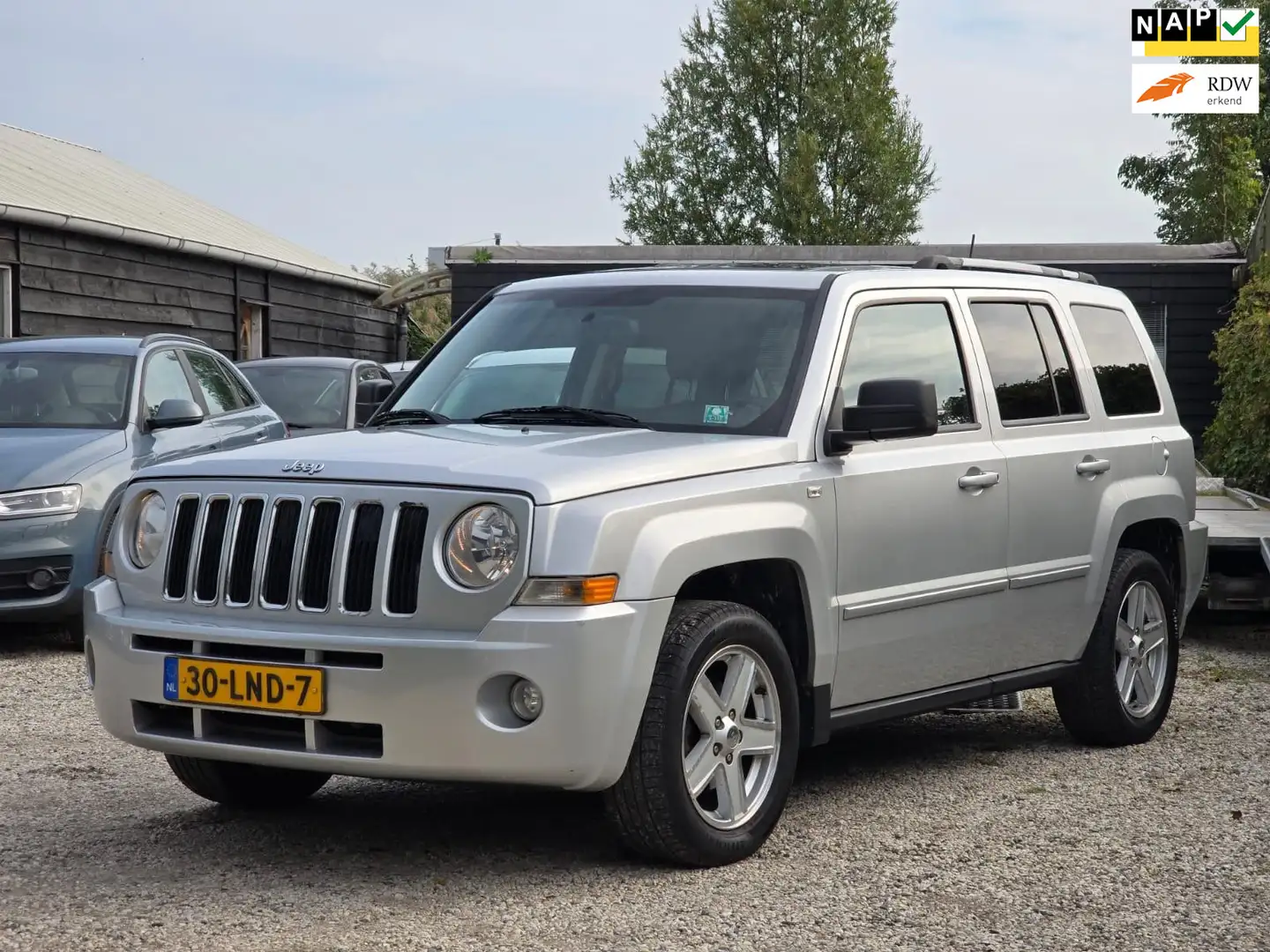 Jeep Patriot 2.4 Limited Liberty Leer/4WD/Youngtimer Grijs - 1
