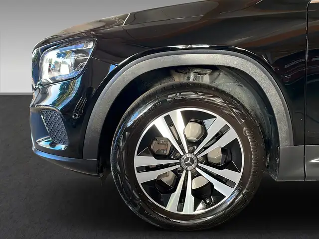 Mercedes-Benz GLB view 4