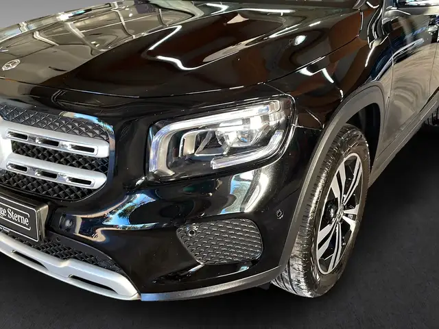 Mercedes-Benz GLB view 3