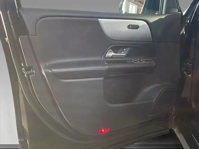Mercedes-Benz GLB view 13