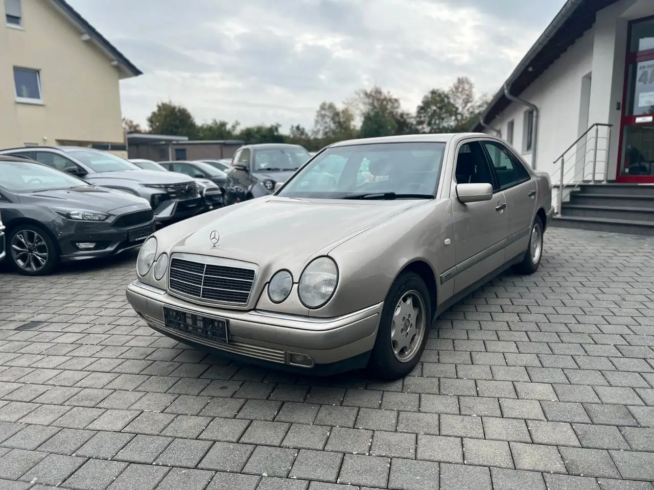 Mercedes-Benz E 230 ELEGANCE AUTOMATIK ORIGINAL ZUSTAND, foto 1