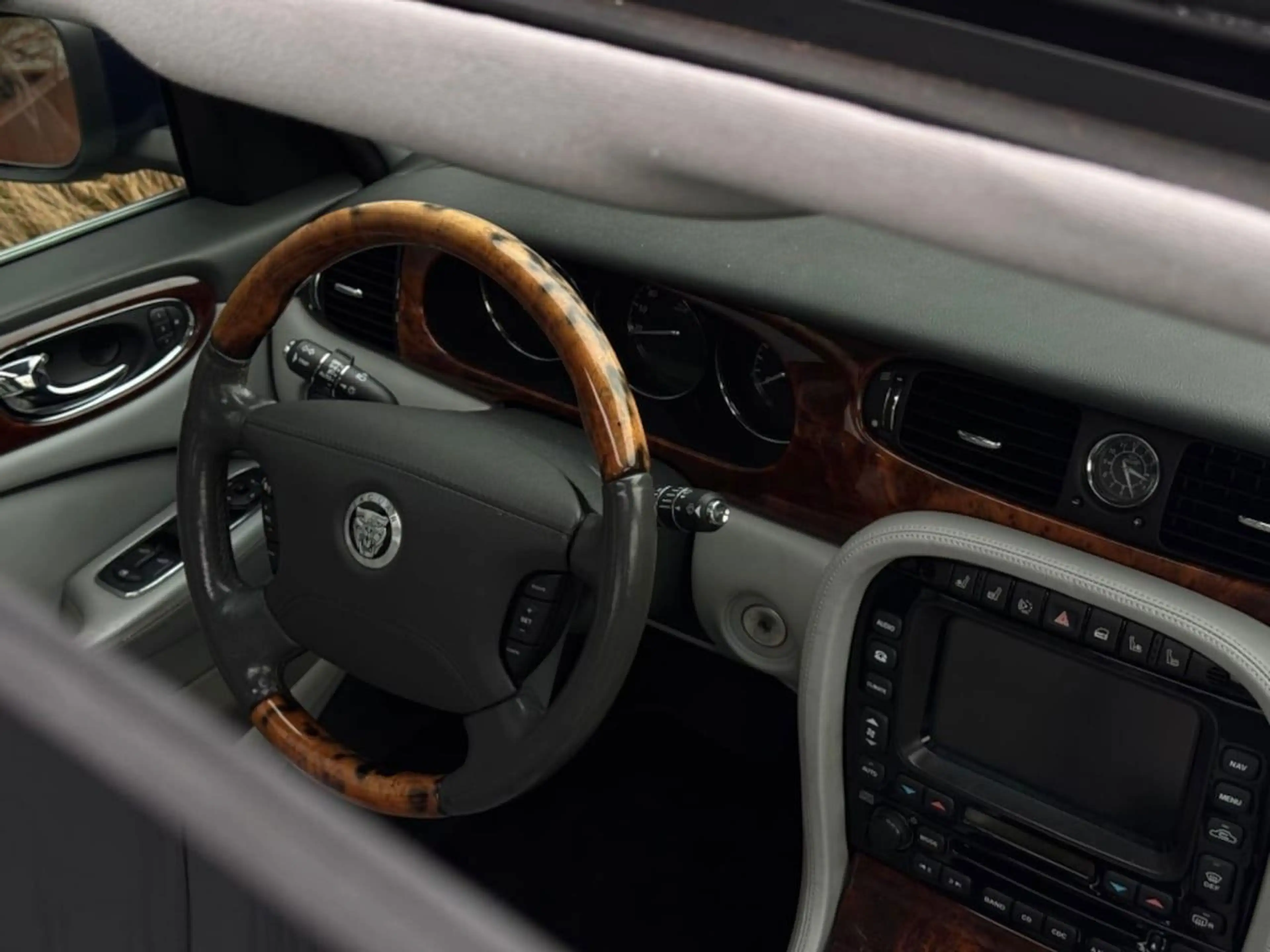 Jaguar XJ — photo 13