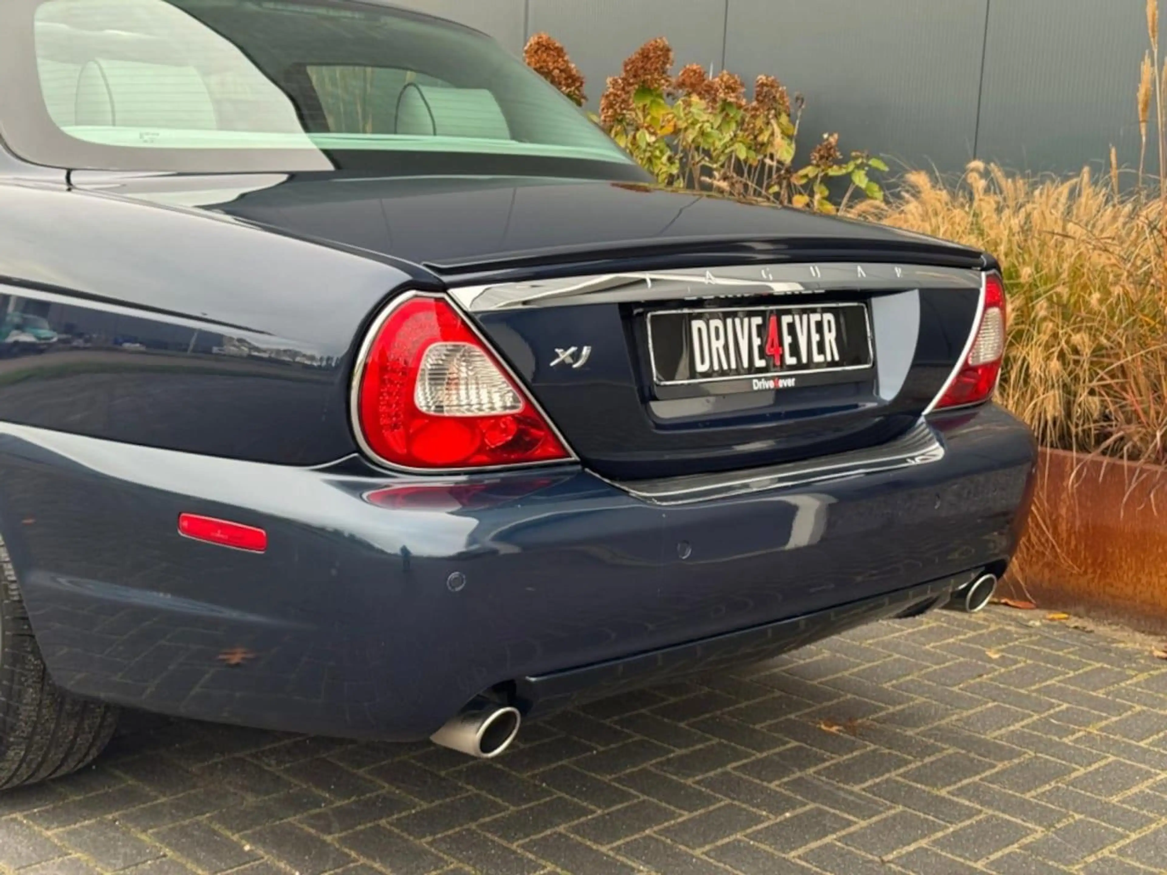 Jaguar XJ — photo 11