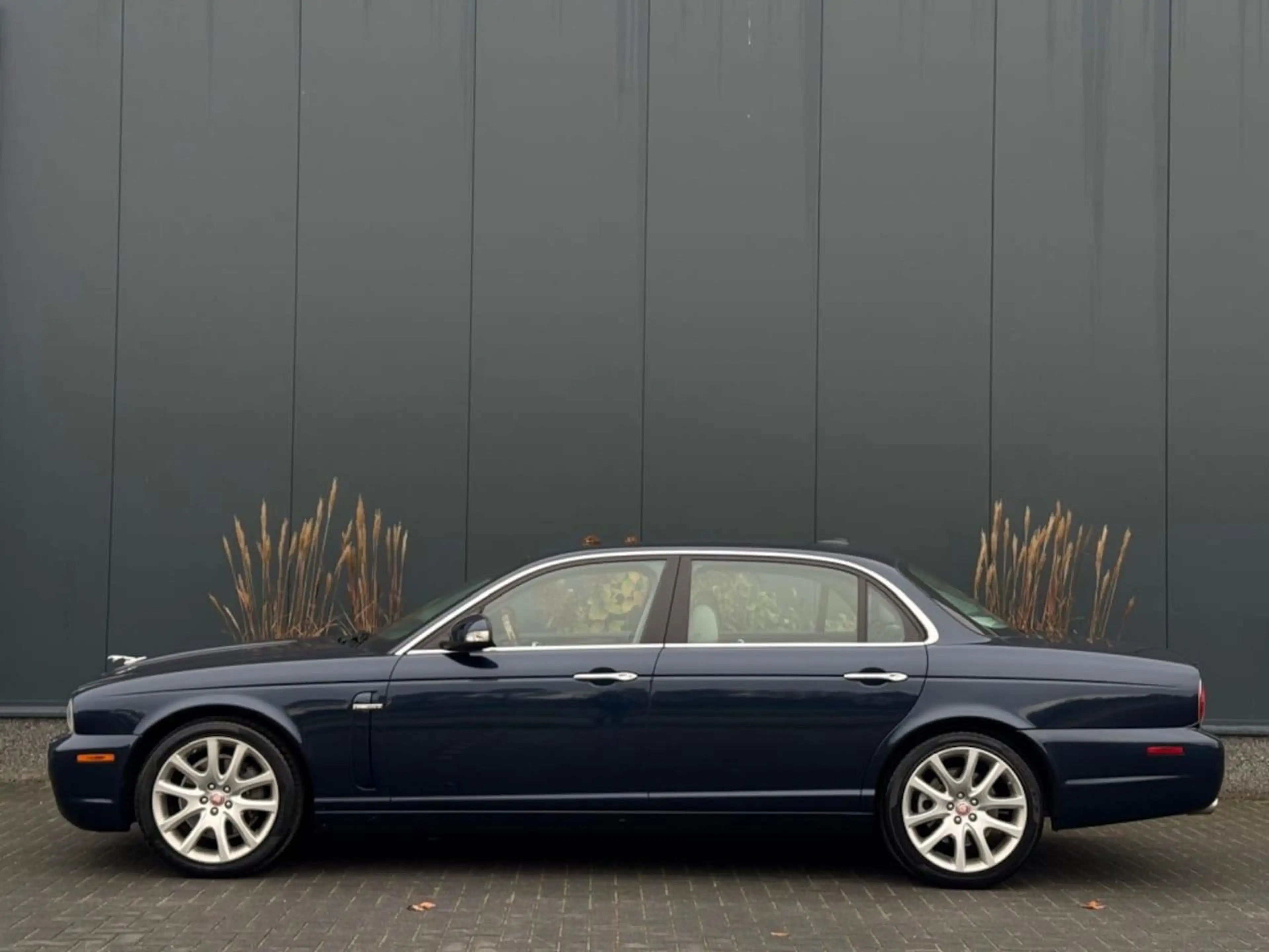 Jaguar XJ — photo 4