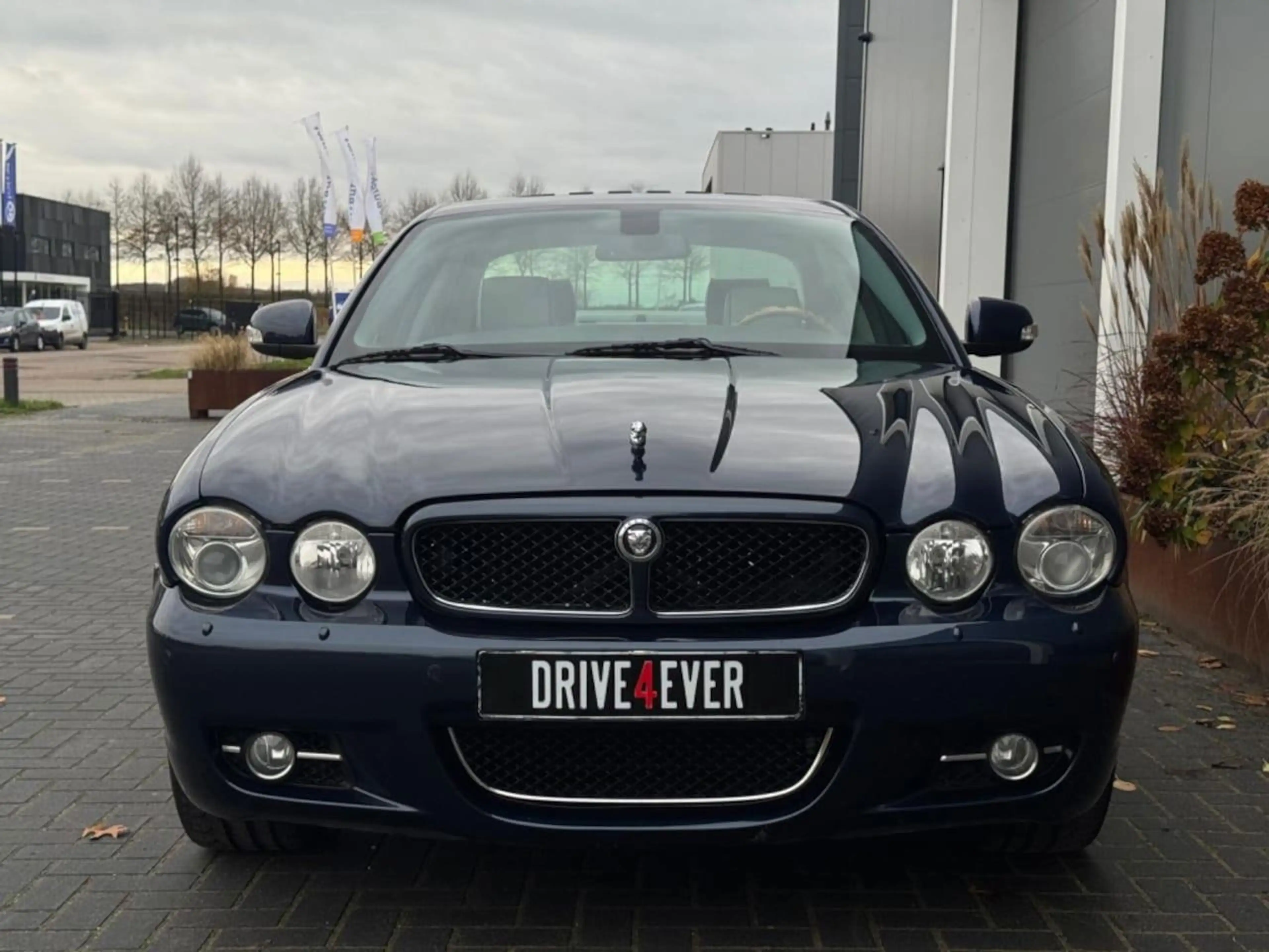 Jaguar XJ — photo 6