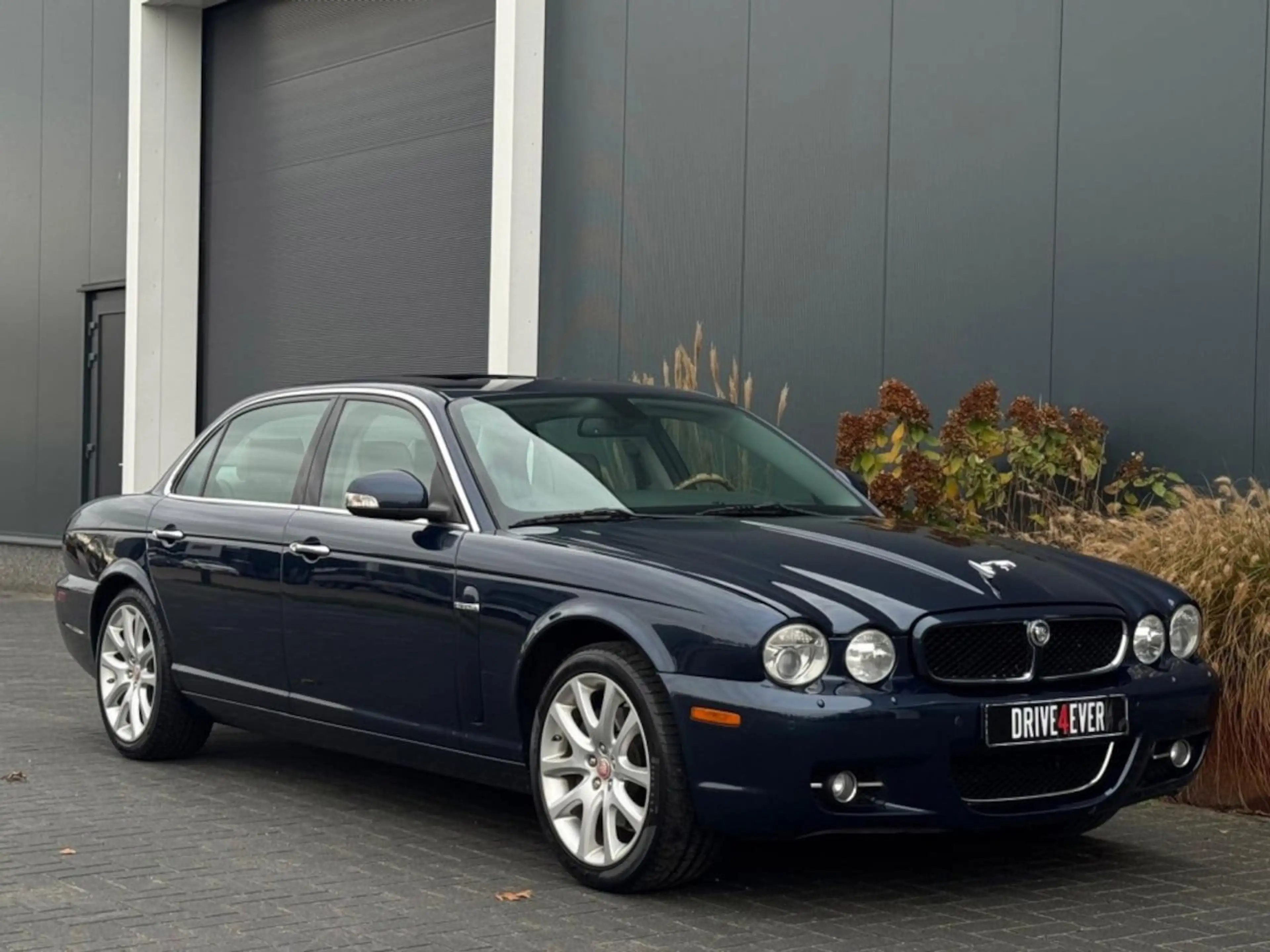 Jaguar XJ — photo 7