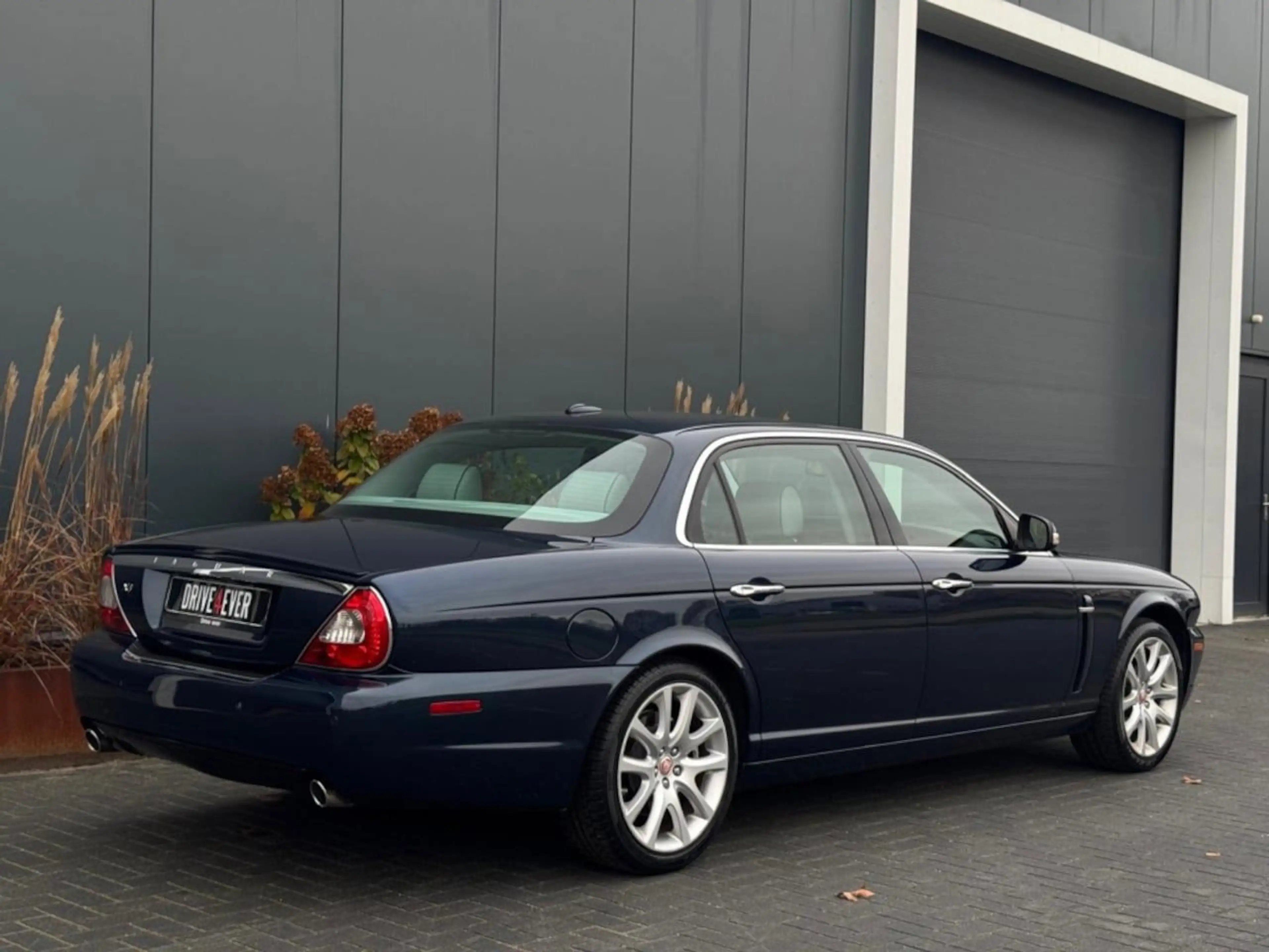 Jaguar XJ — photo 3