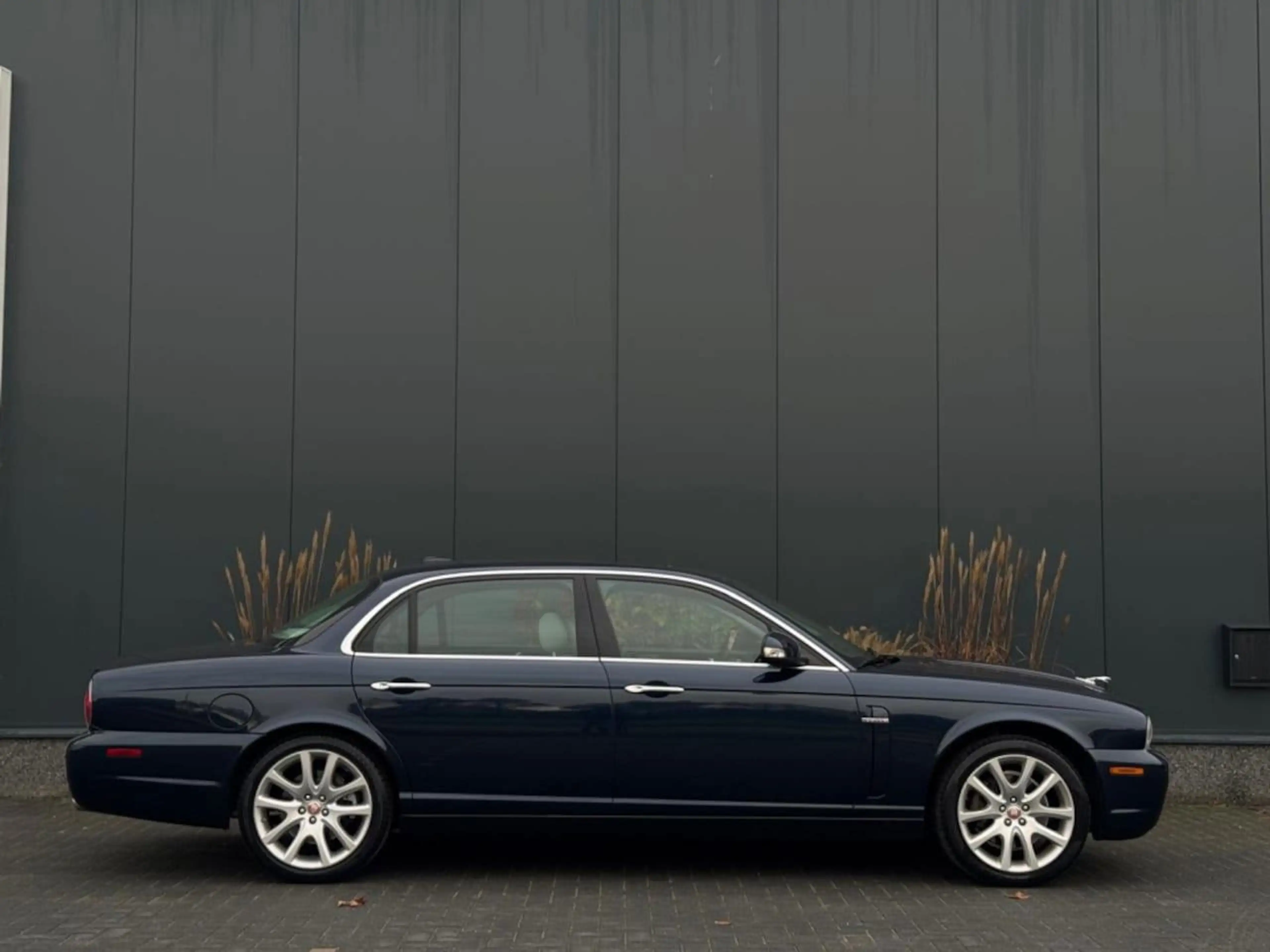 Jaguar XJ — photo 8