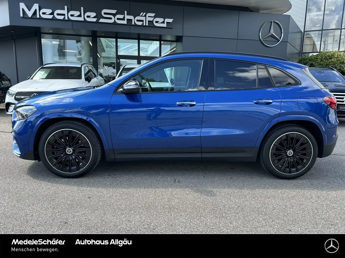 Mercedes-Benz GLA 200 GLA 200 AMG Night AHK LED Kam Ambi Keyl 20" Sport Blau - 2