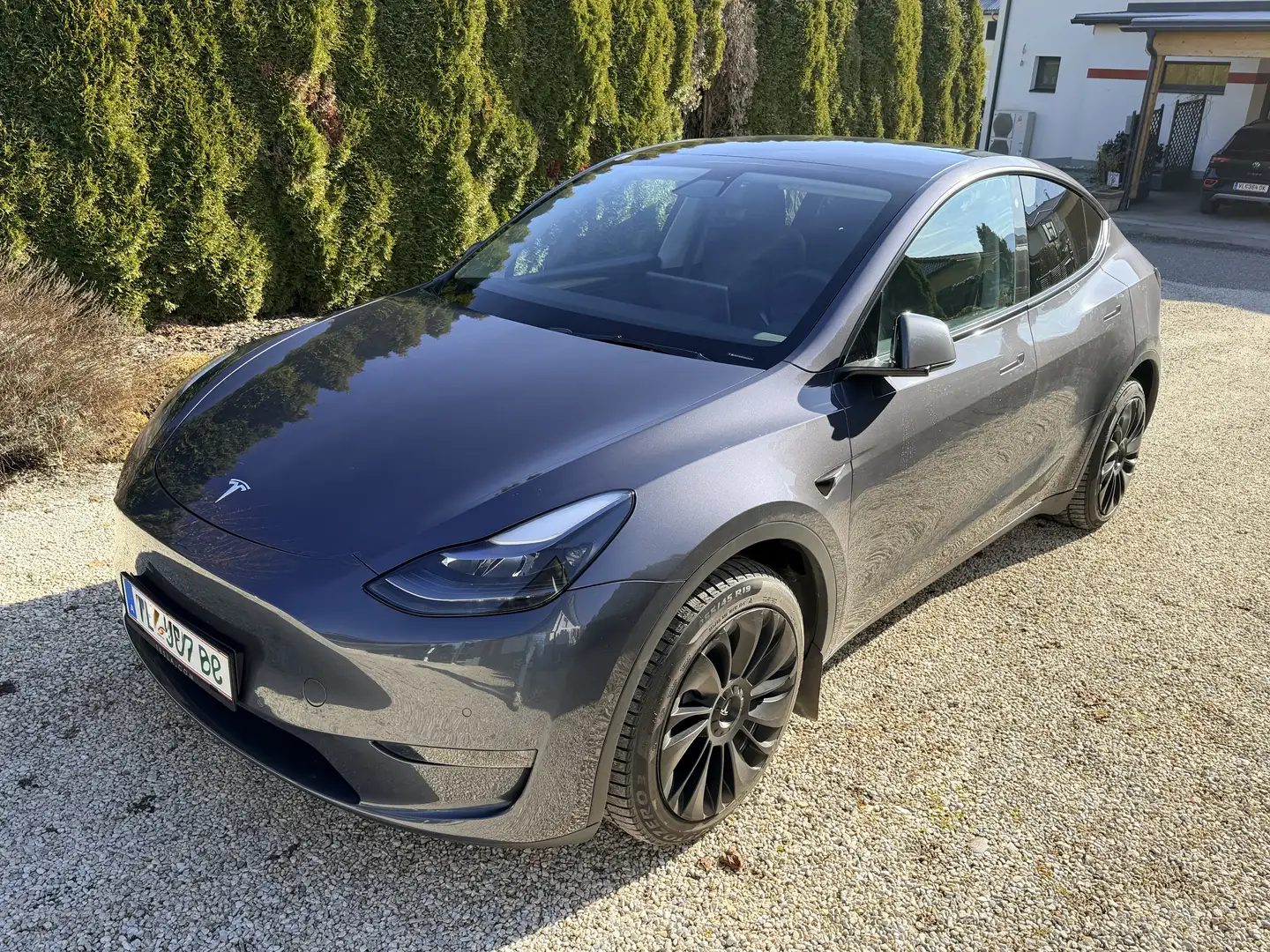Tesla Model Y Lang Range AWD - 1