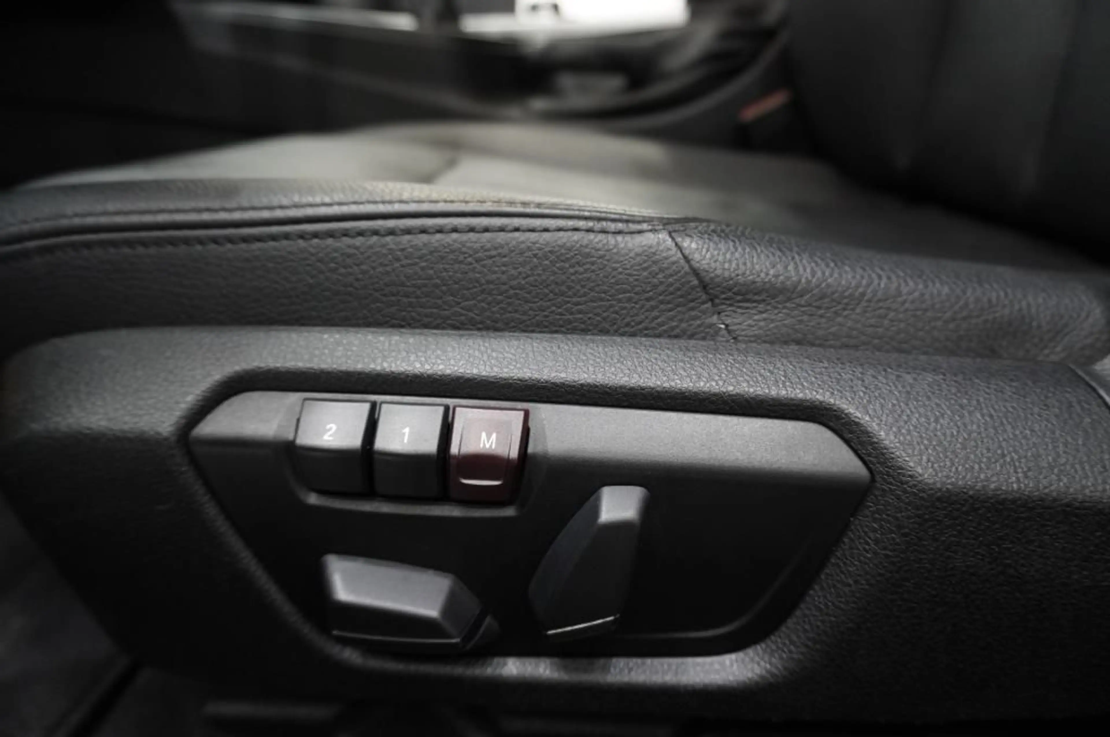 BMW 328 i Limousine Schalter Navi/Leder/HUD/Memroy/K — photo 11