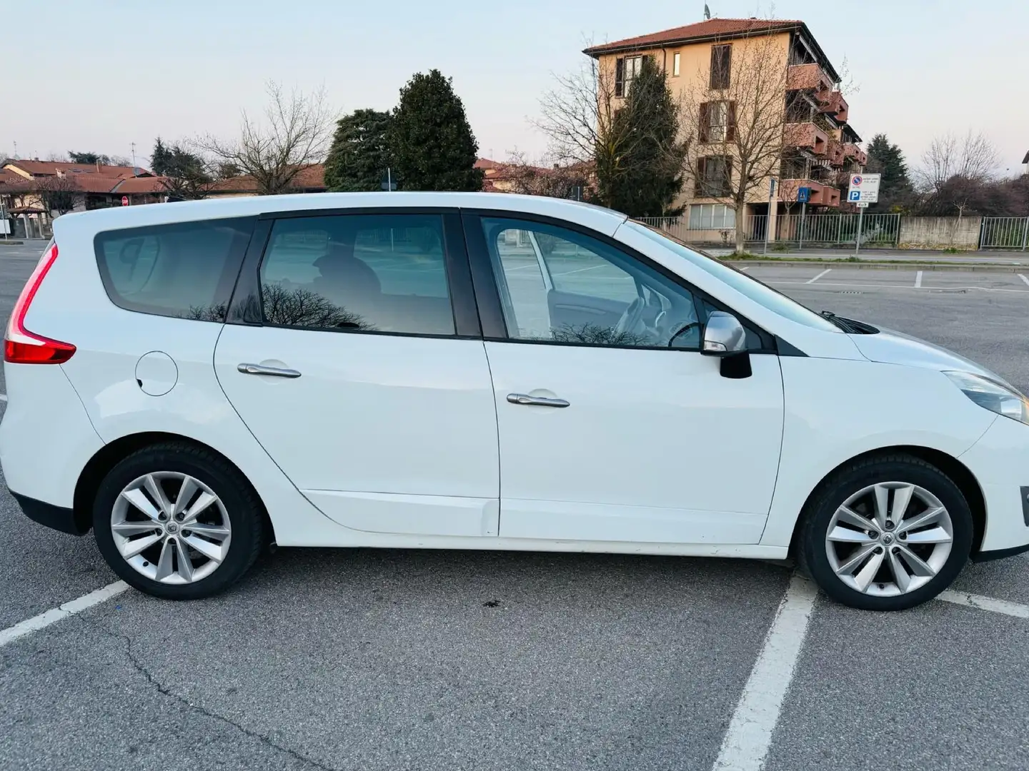Renault Scenic 1.5 dci Dynamique - 1