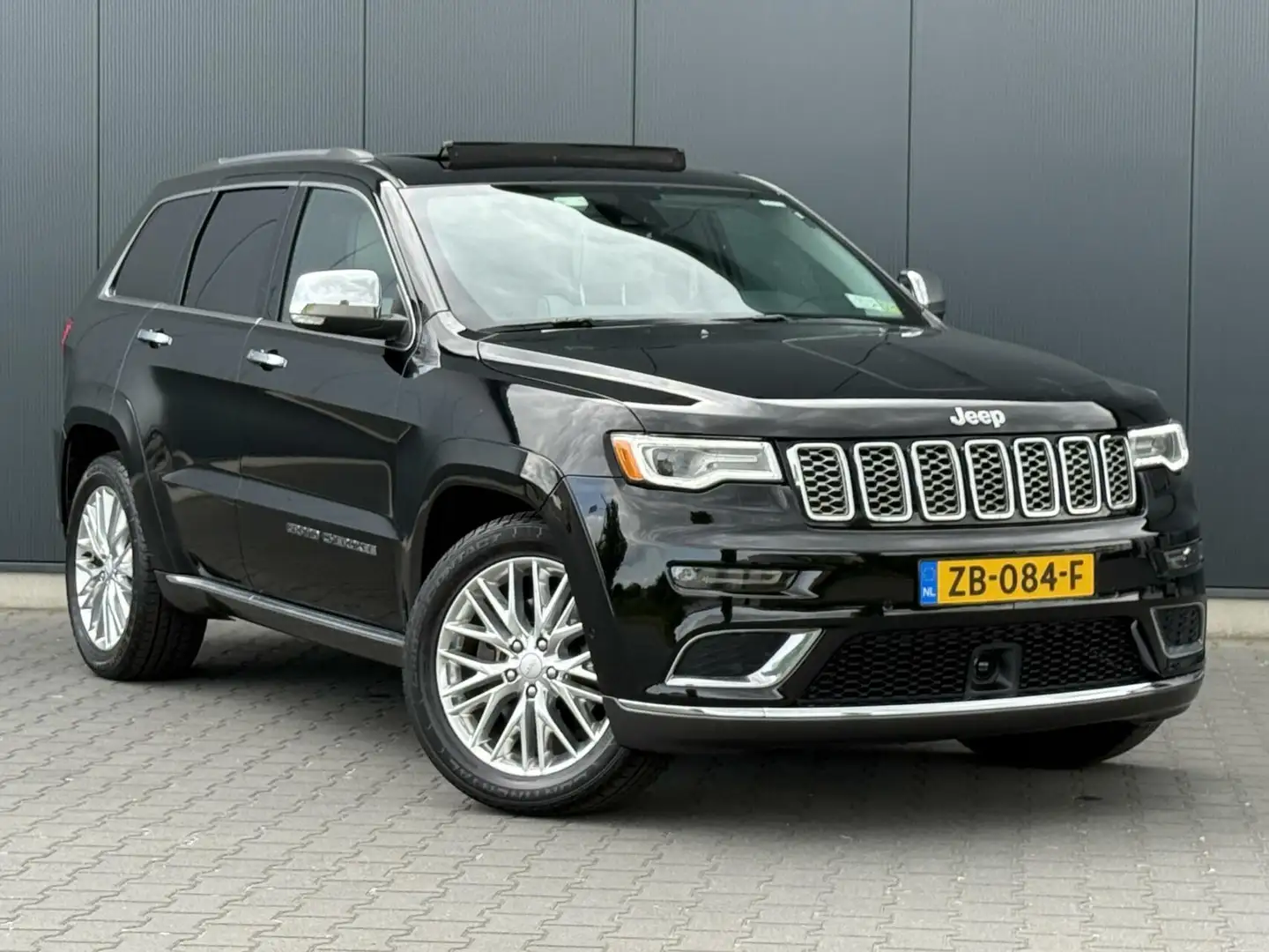Jeep Grand Cherokee 5.7 Summit 1e Eigenaar - Pano - Leder - Volle Auto Zwart - 2