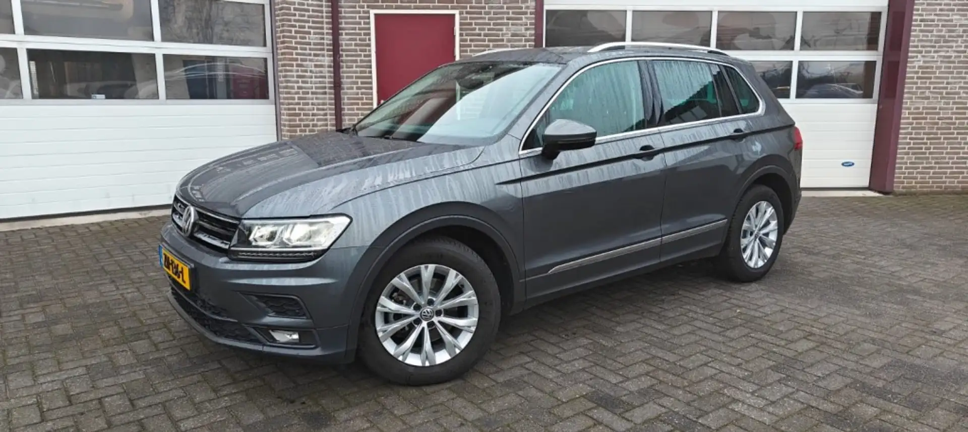 Volkswagen Tiguan 1.5 TSI-DSG - Comfortline Business - Carplay - Pri Gris - 1
