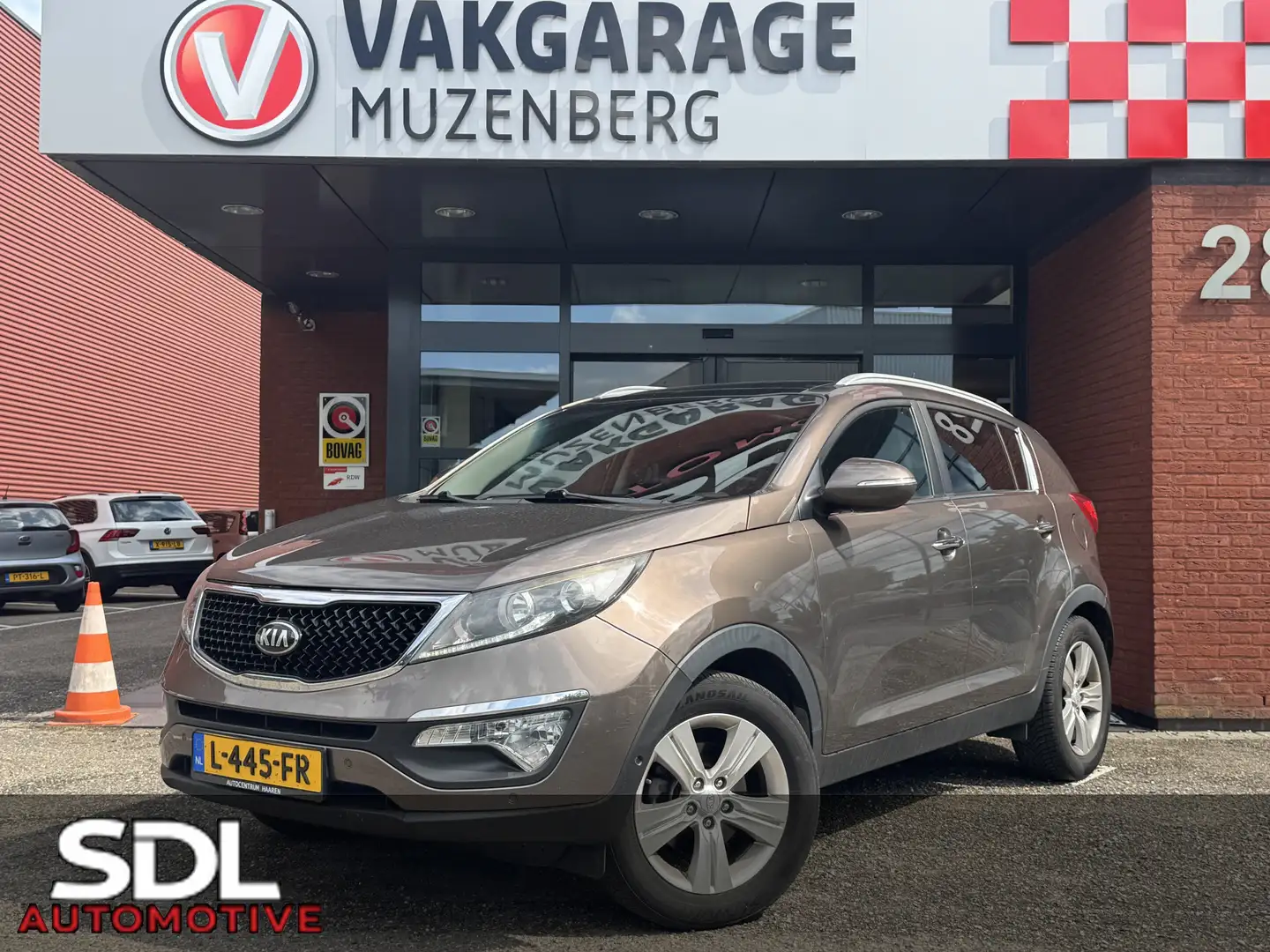 Kia Sportage 1.6 GDI Super Pack // SCHUIF / KANTEL PANO DAK // Коричневый - 1