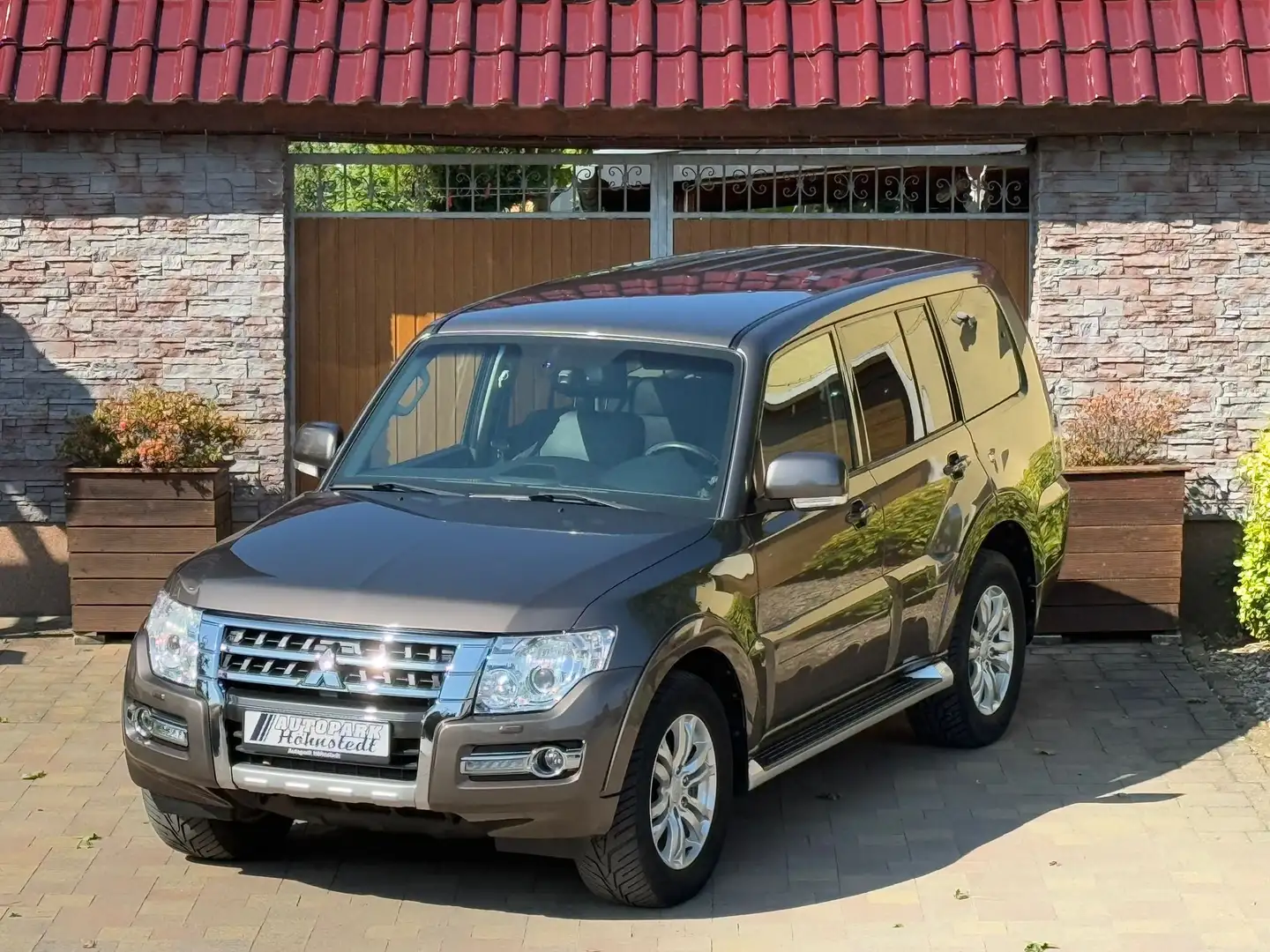 Mitsubishi Pajero 3.2 DI-D Diamant Edition (5-trg.) Braun - 1