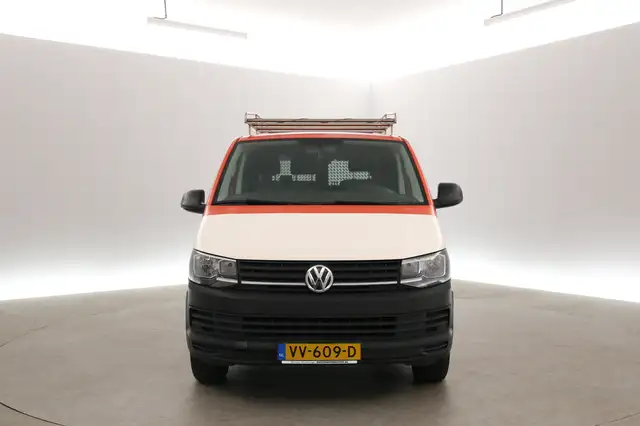 Volkswagen Transporter view 7