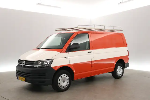 Volkswagen Transporter view 8