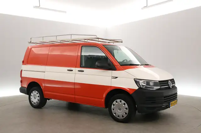 Volkswagen Transporter view 6