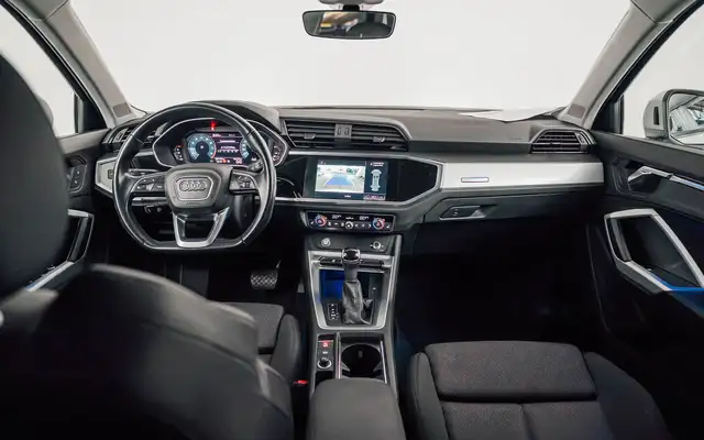 Audi Q3 view 12