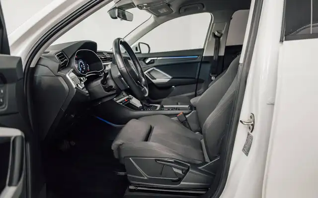 Audi Q3 view 10