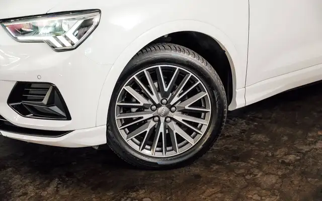 Audi Q3 view 5