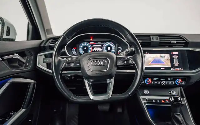 Audi Q3 view 13