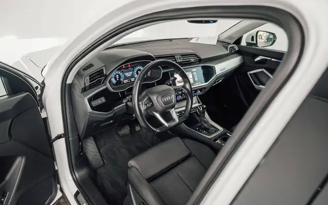 Audi Q3 view 11