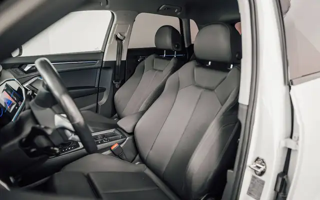 Audi Q3 view 9