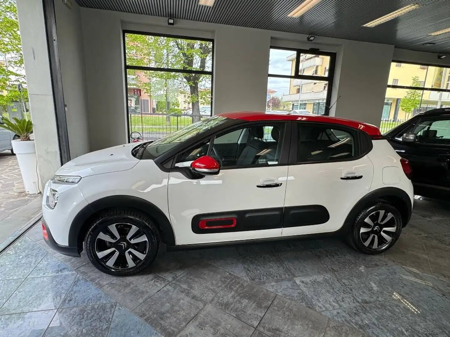 Citroen C3 1.2 puretech Shine s&s 83cv neopatentati my20 Bílá - 1