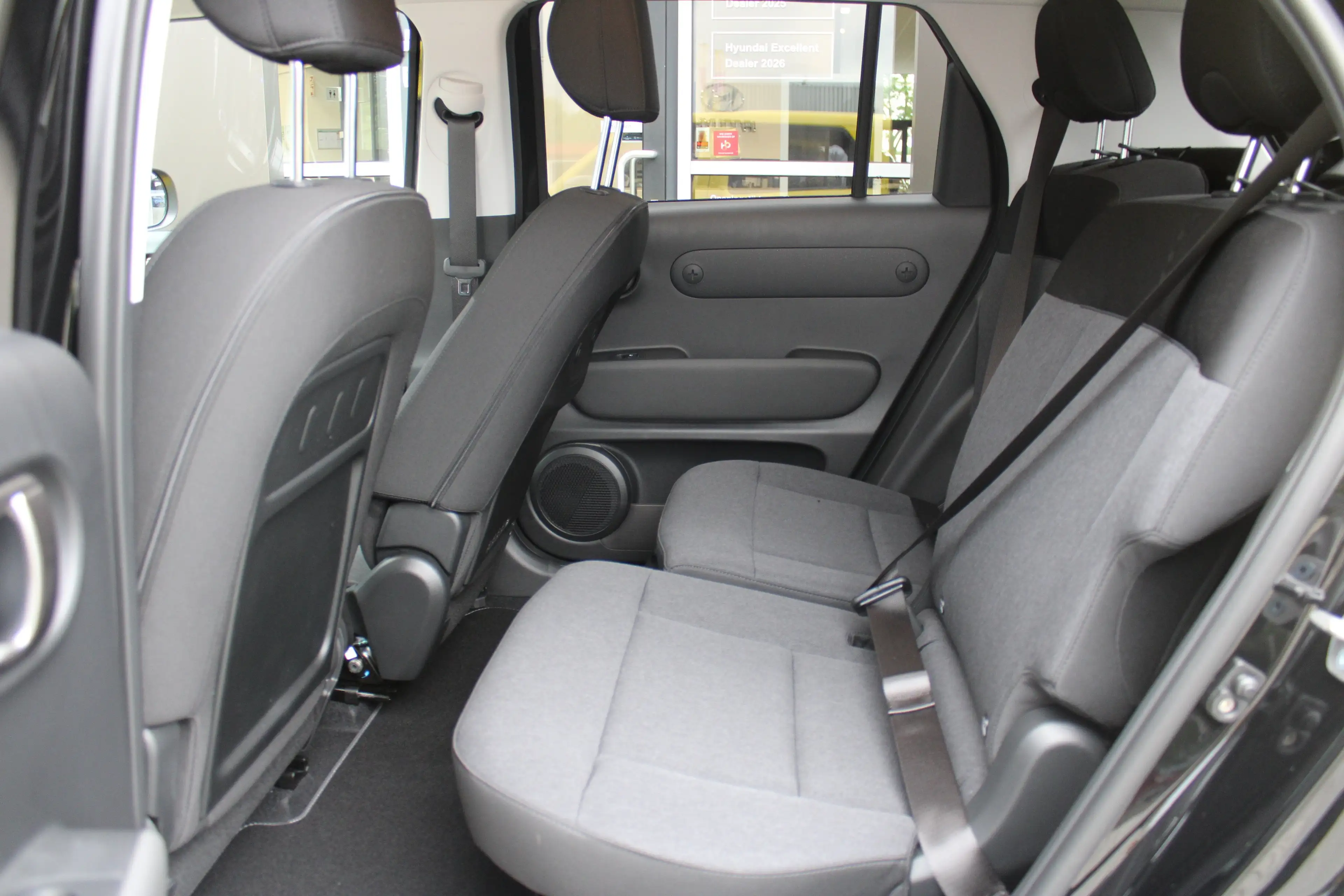 Hyundai Inster Pulse | 17 INCH | Gewrapt | Navigatie | Verschuifb — photo 12