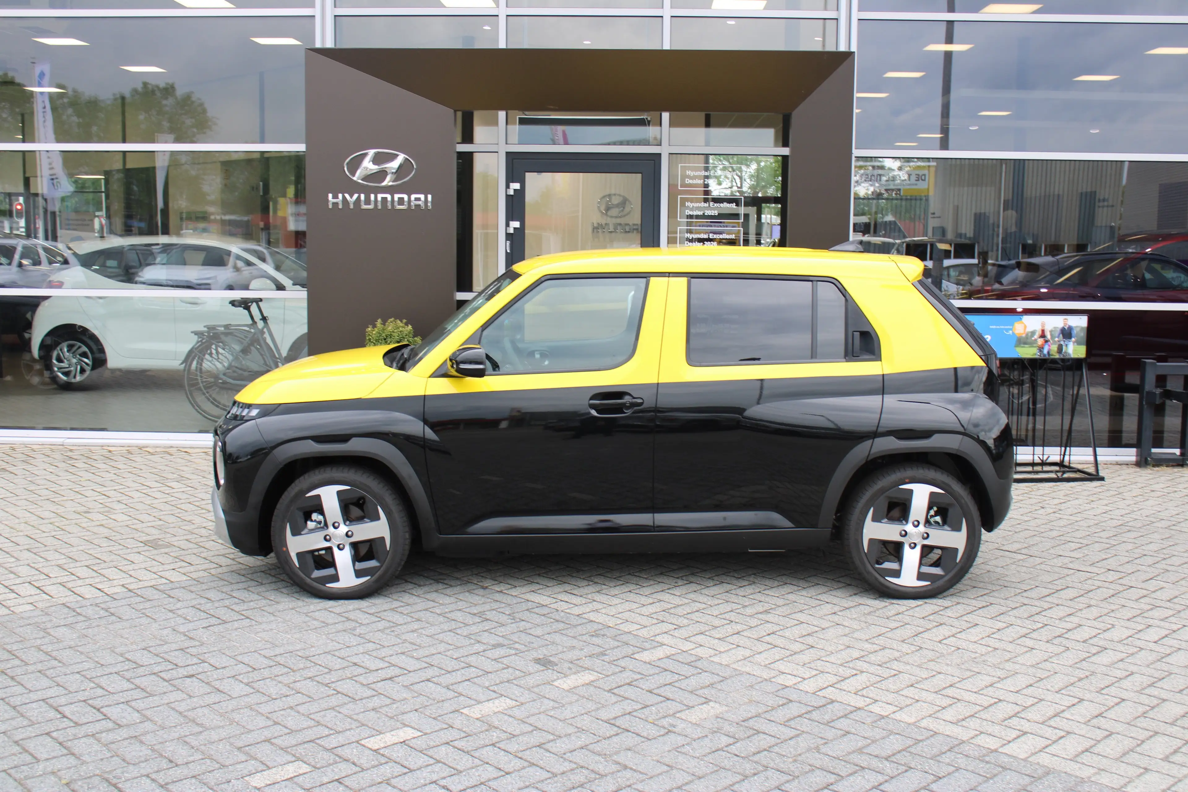 Hyundai Inster Pulse | 17 INCH | Gewrapt | Navigatie | Verschuifb — photo 3