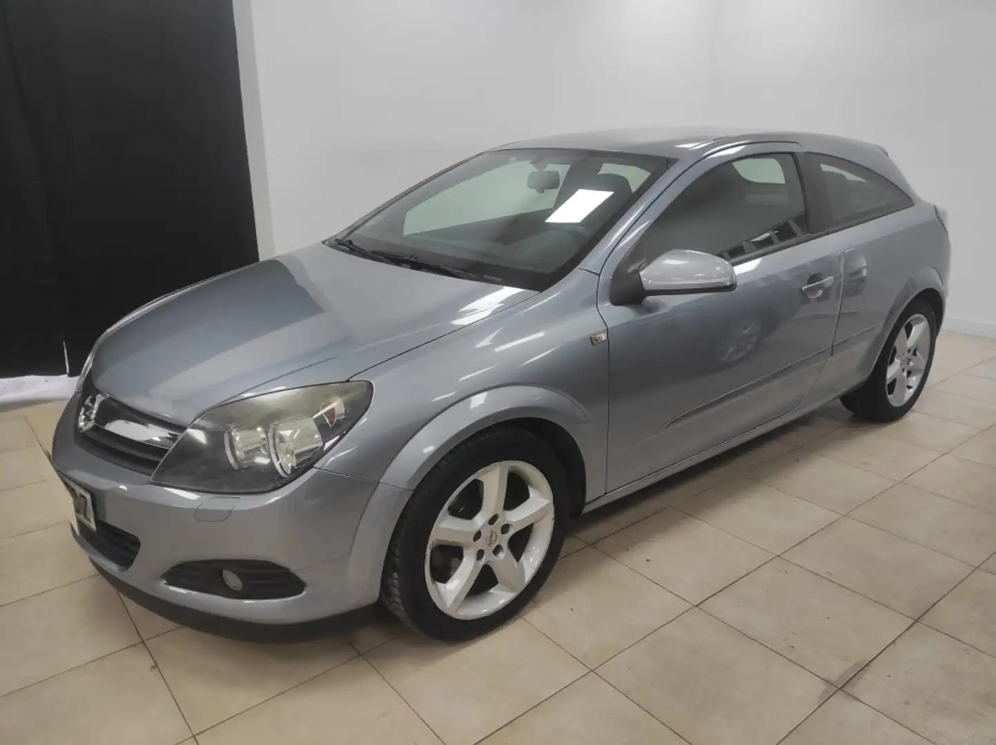Opel Astra GTC 1.9CDTi Cosmo Noir - 2