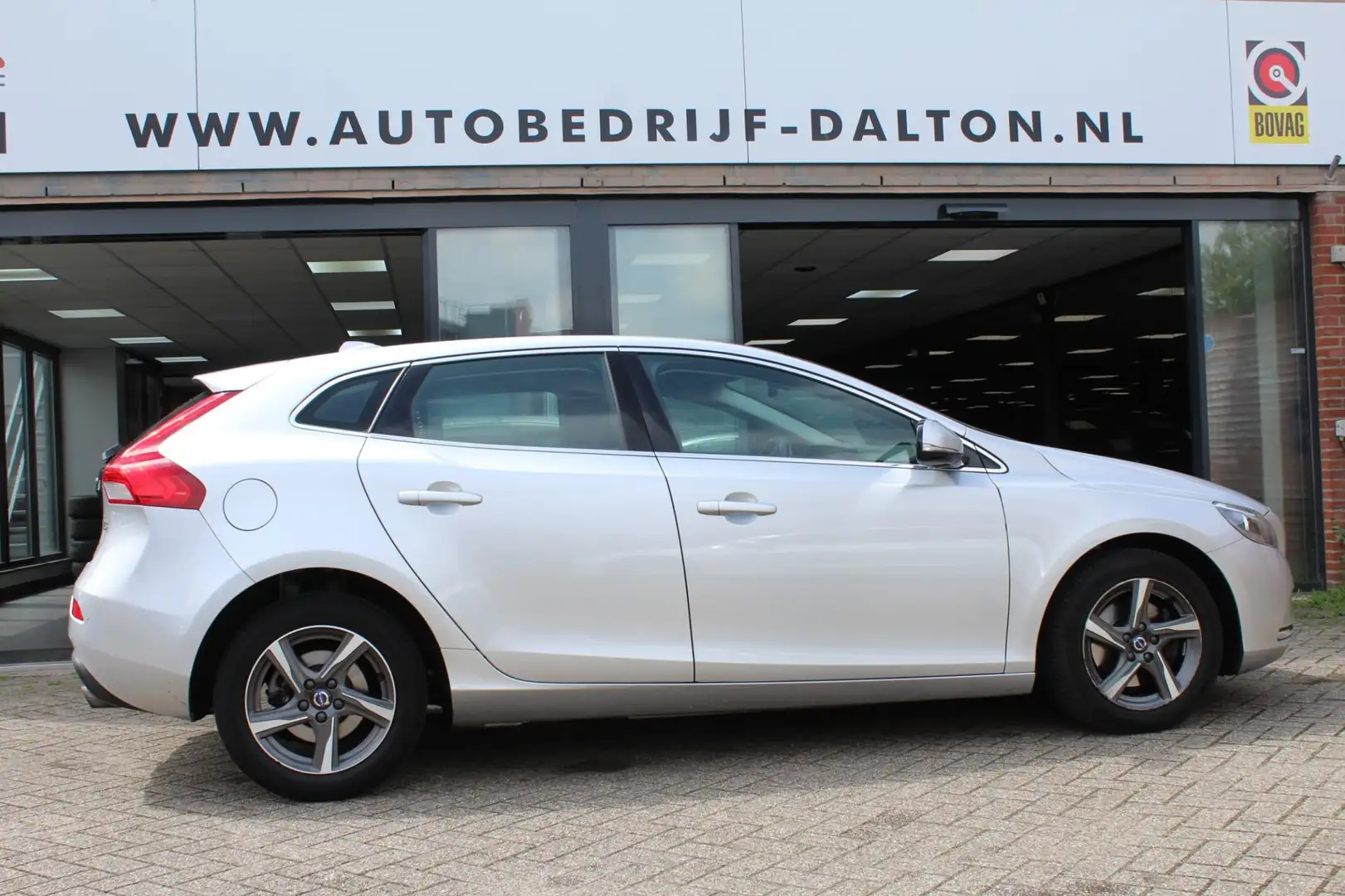 Volvo V40 1.6 T3 150 PK 5 DEURS Momentum AFN. TREKHAAK / NAV Grijs - 2