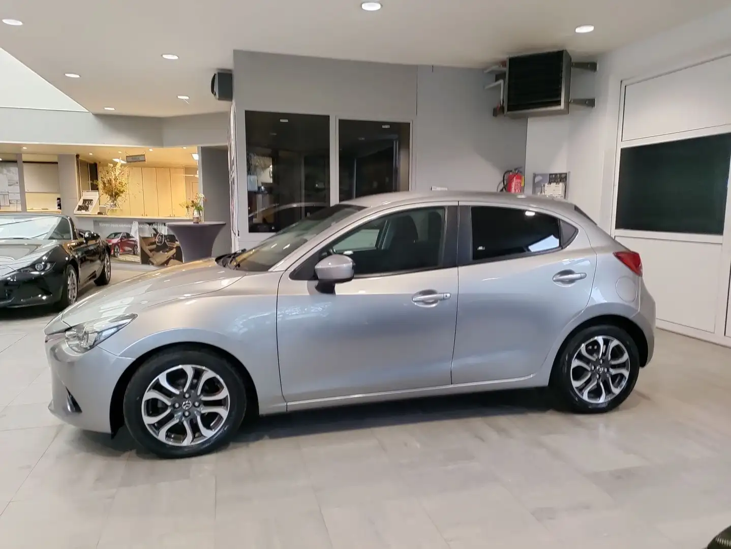 Mazda 2 1.5 SKYACTIV-G skyDRIVE Play Edition AUT Gris - 2