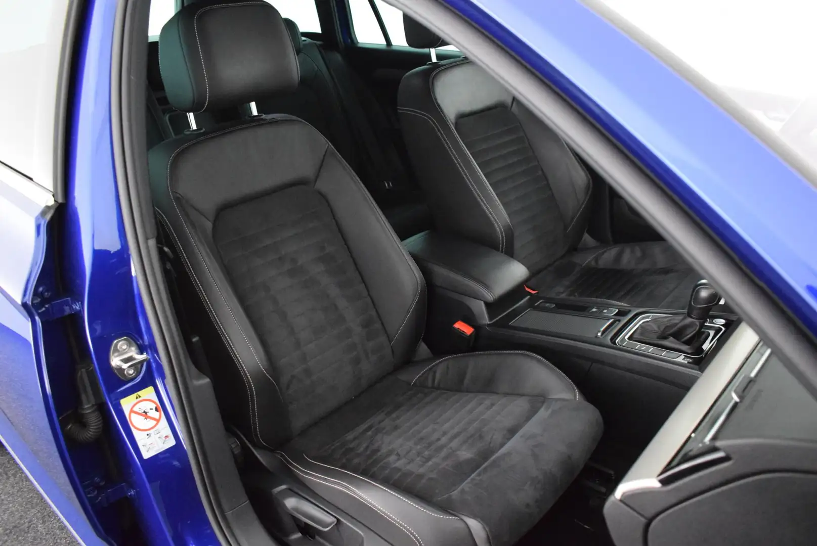Volkswagen Passat Variant 2.0 TSI 190pk DSG R-Line Elegance Trekhaak Stoelve Blauw - 2