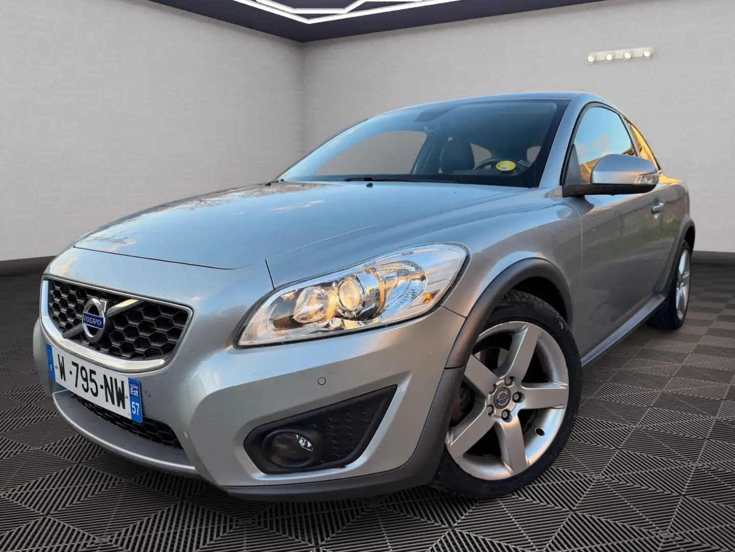 Volvo C30 2.0 D3 Momentum Gris - 1