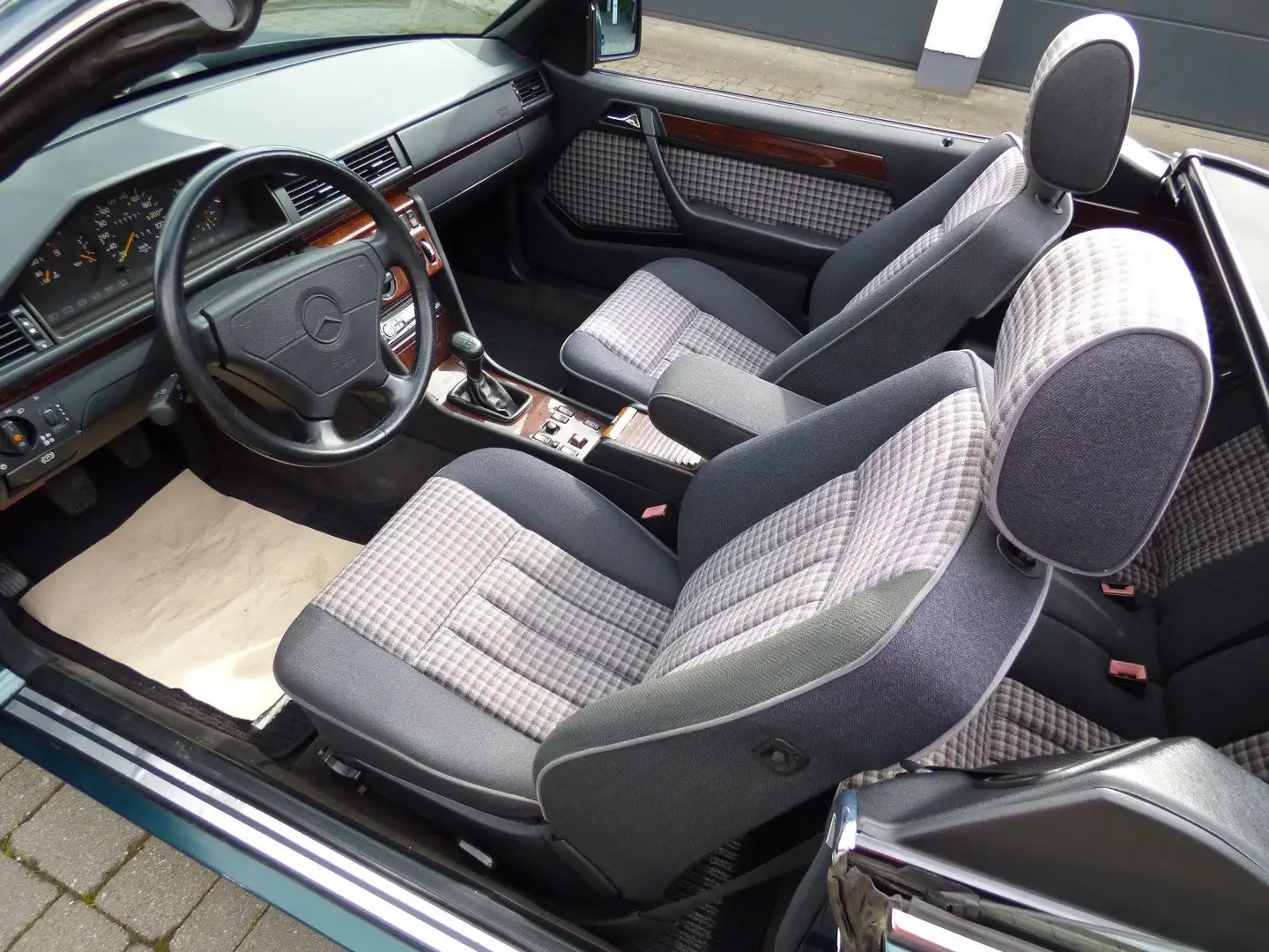 Mercedes-Benz E 200 Cabriolet *HU-AU neu*sehr schöner Zustand* Groen - 2