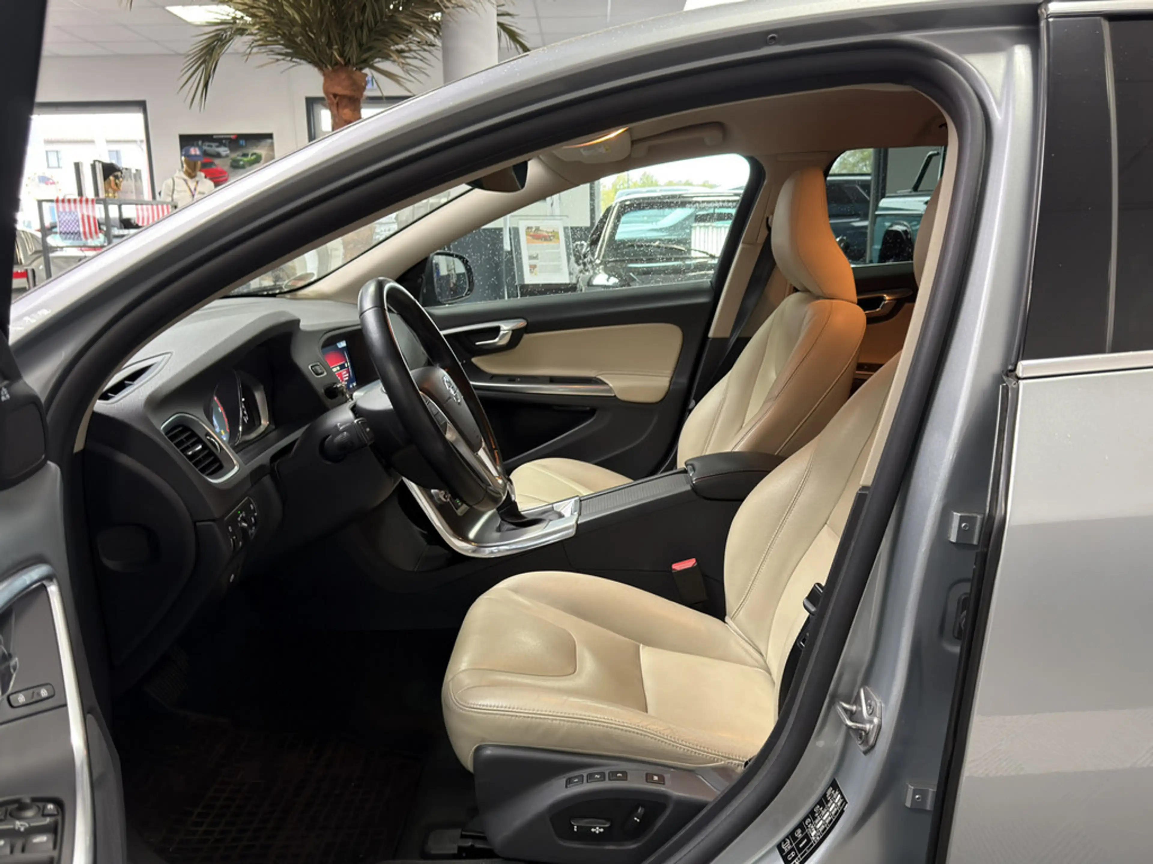 Volvo V60 Kombi 2.0 Summum SHZ NAVI FACEL. STANDHZ — photo 7