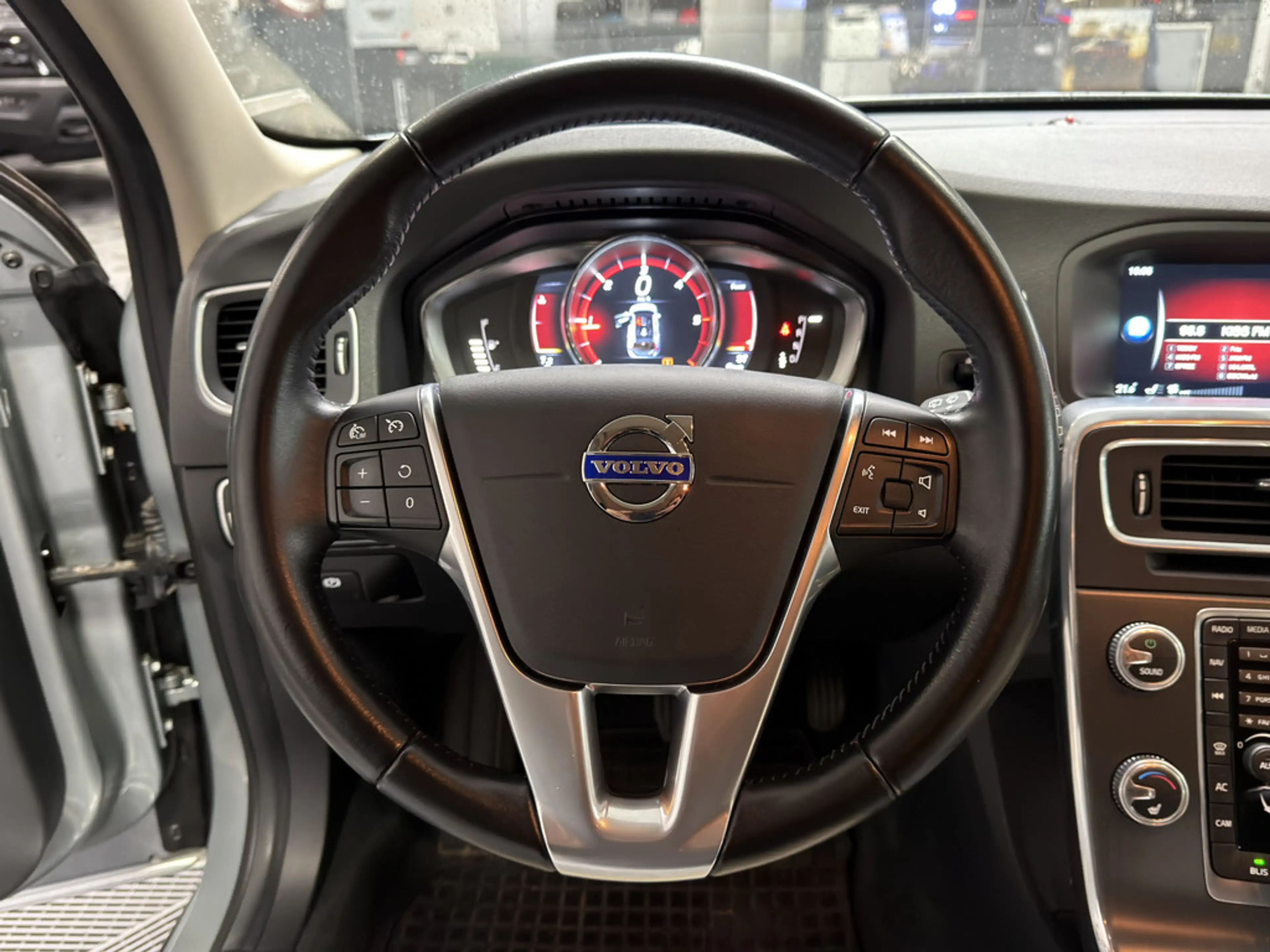 Volvo V60 Kombi 2.0 Summum SHZ NAVI FACEL. STANDHZ — photo 13